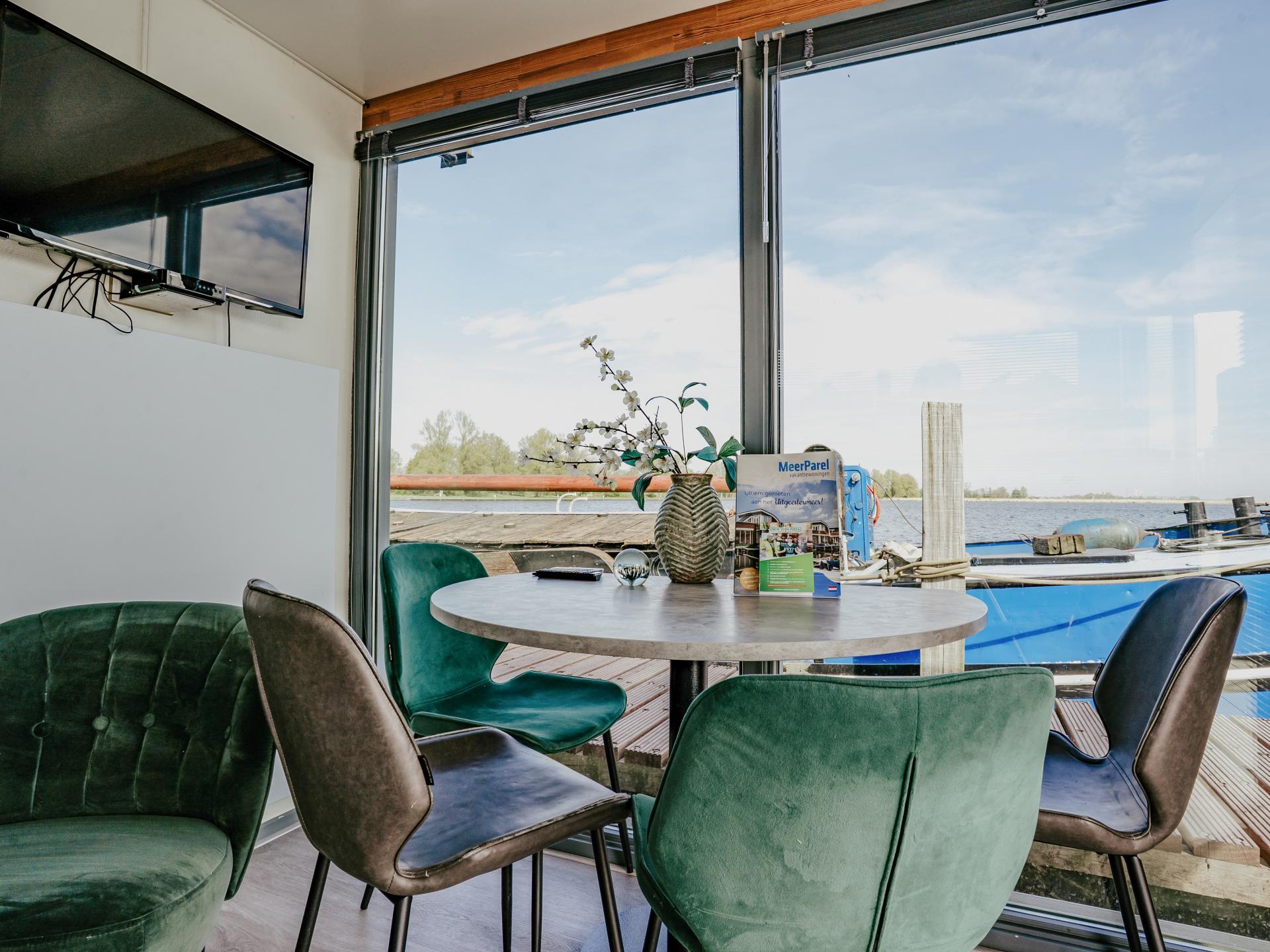 Huisboot met terras op het water in Uitgeest – uniek vakantiegevoel - foto 6