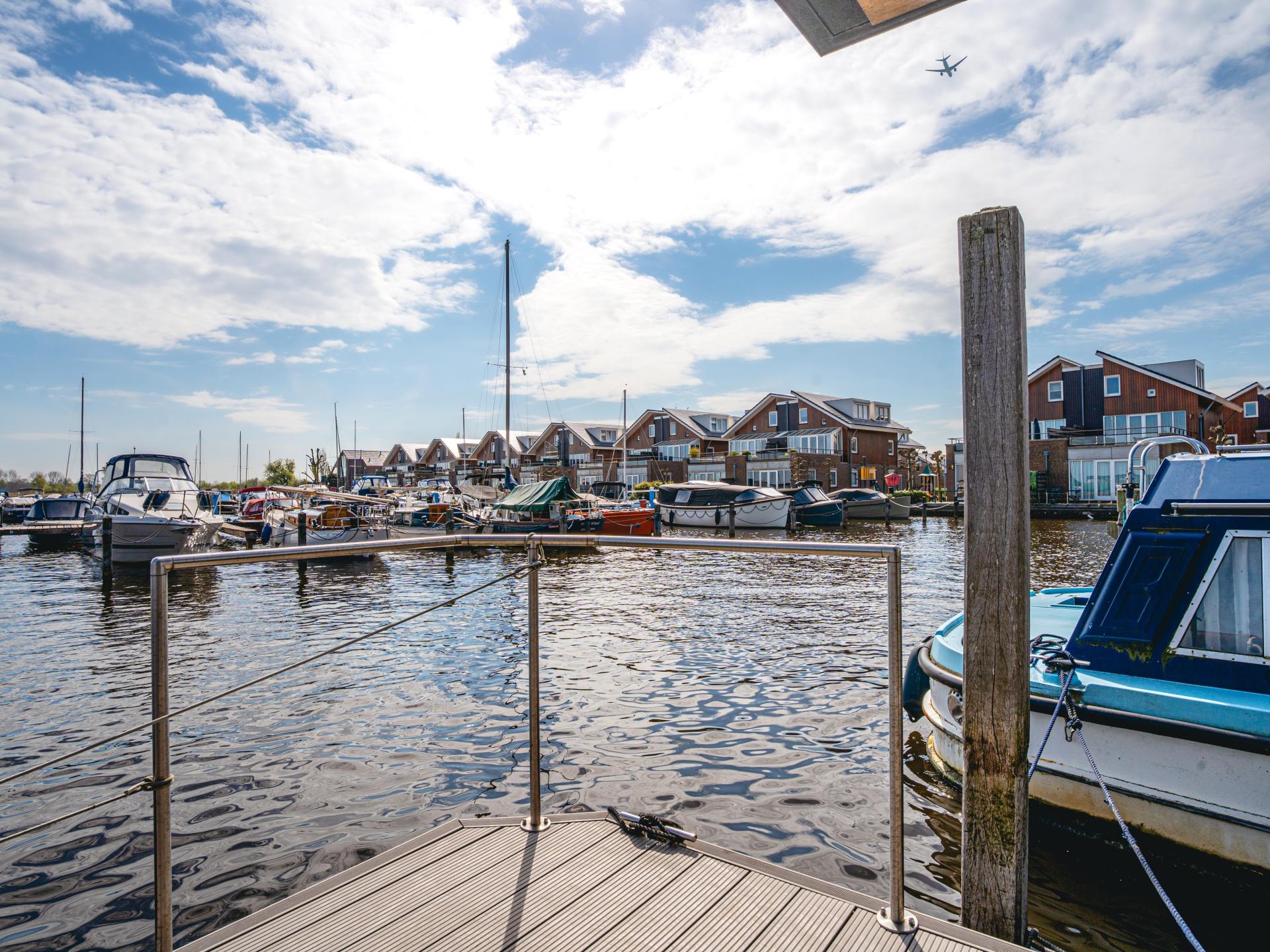 Huisboot met terras op het water in Uitgeest – uniek vakantiegevoel - foto 24
