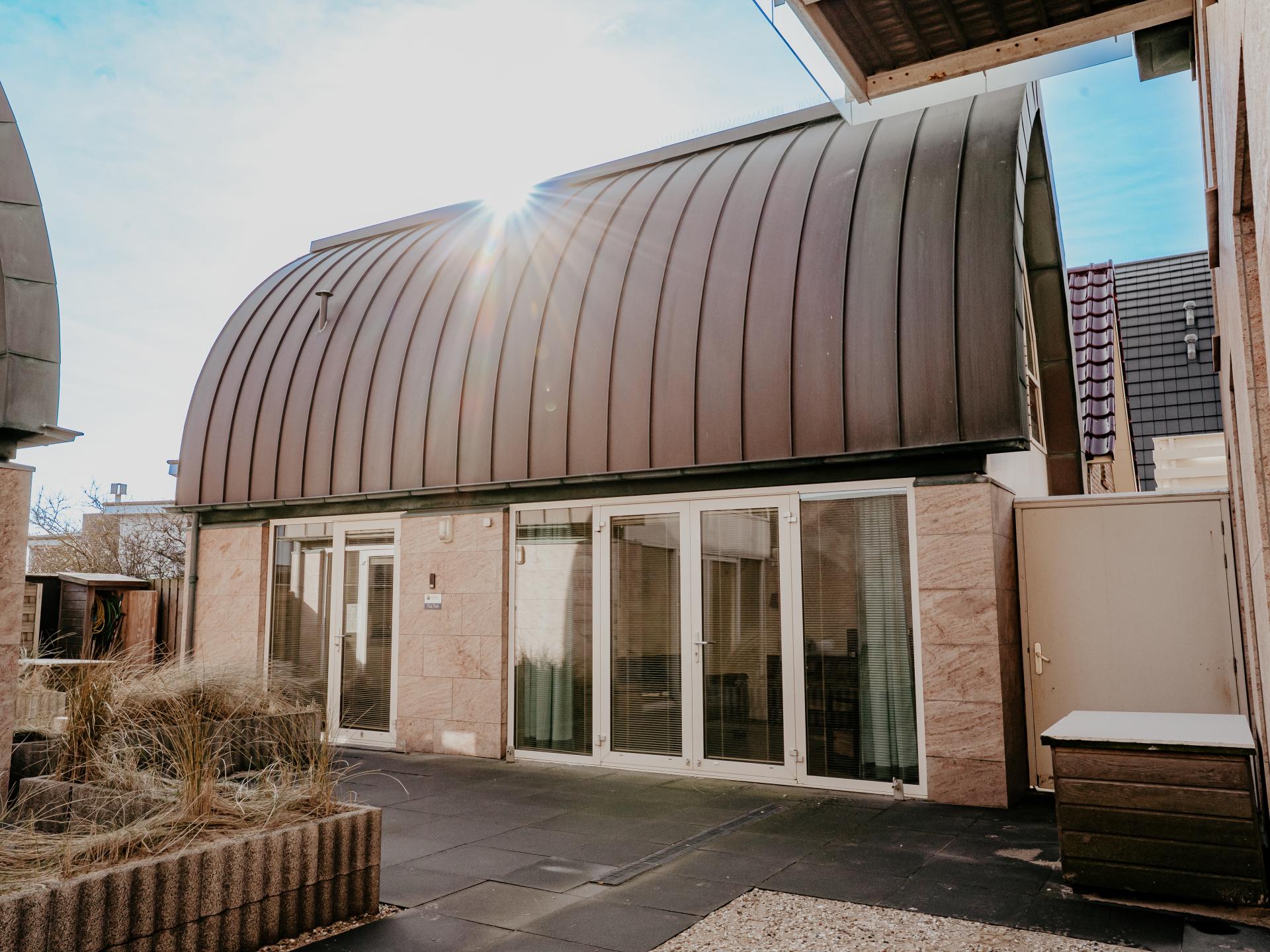Modern vakantiehuis aan de boulevard van Egmond met zeezicht en terras - foto 2