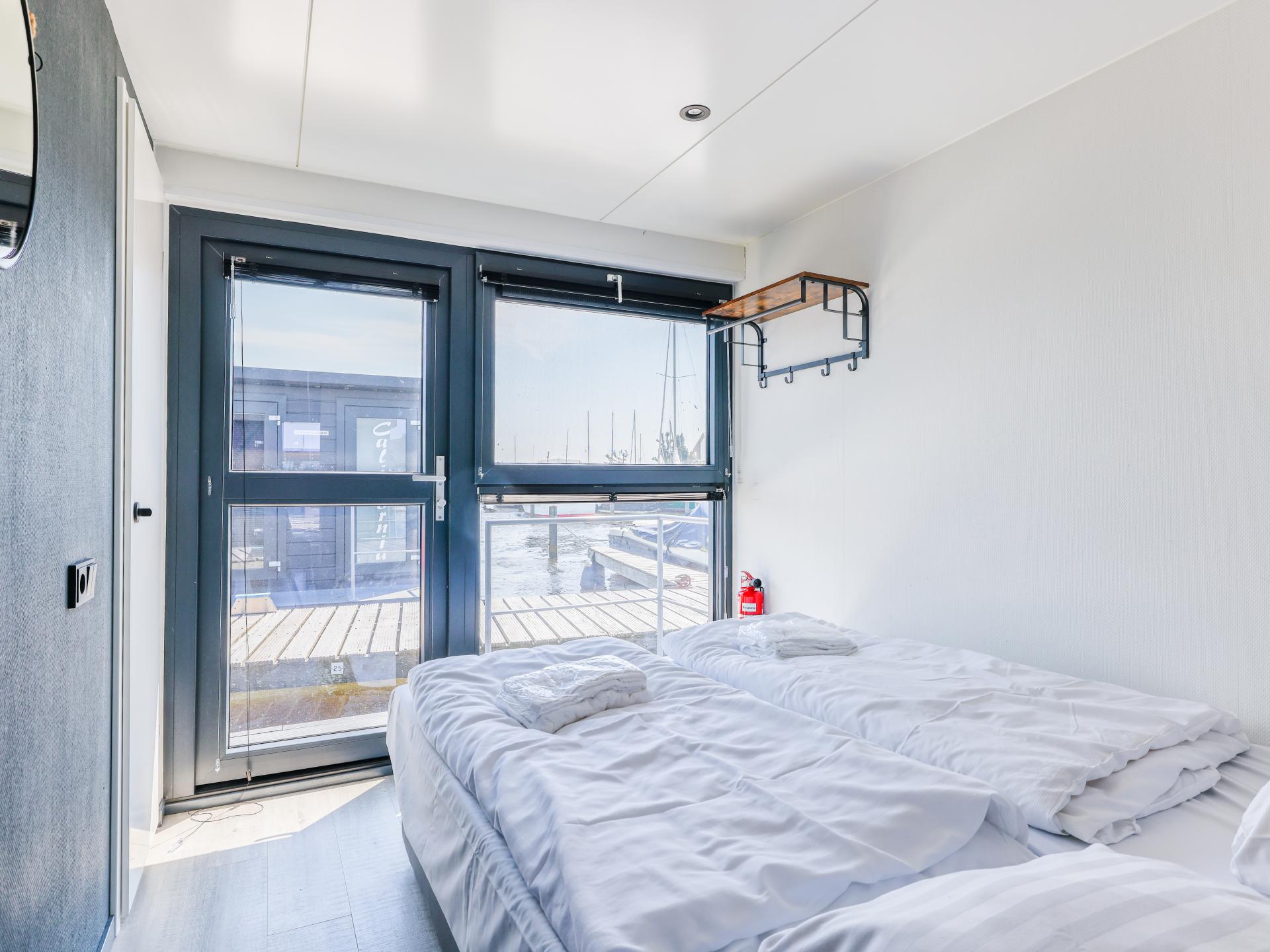 Huisboot met meerzicht en airco op vakantiepark in Uitgeest - foto 11