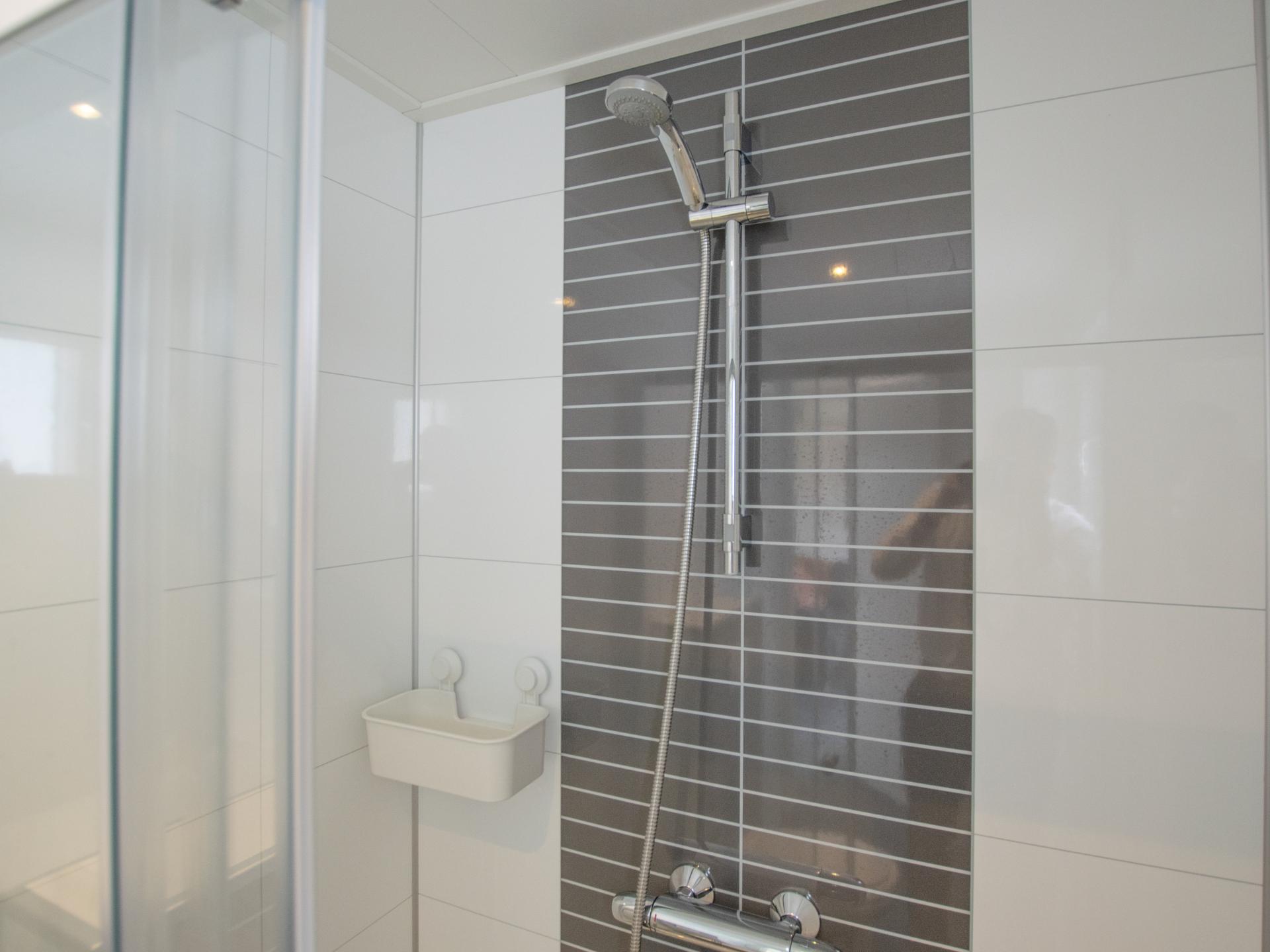 Chalet aan het water met zwemtrap en privéterras in Breukelen - foto 12