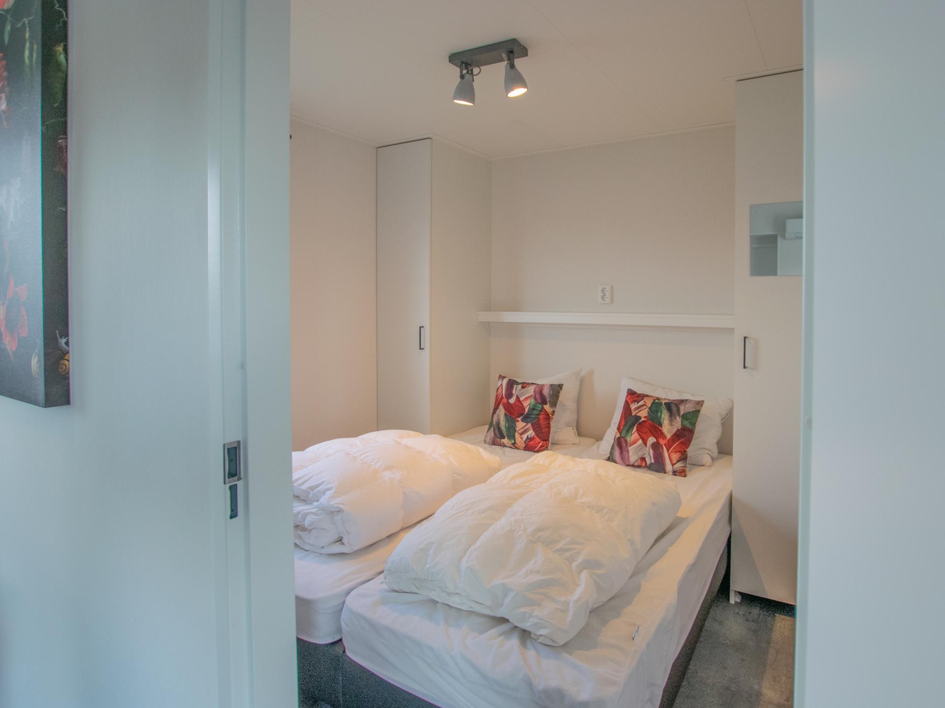 Chalet aan het water met zwemtrap en privéterras in Breukelen - foto 13