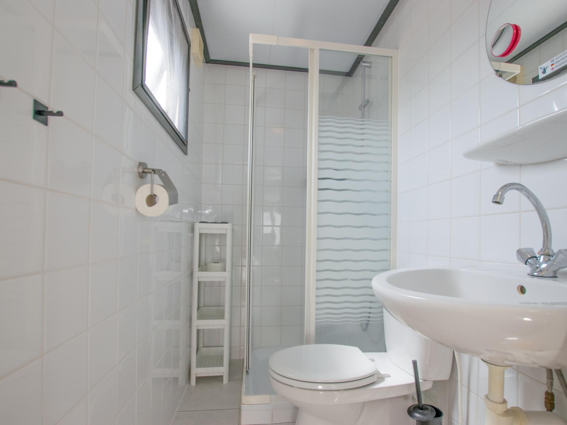 Chalet aan het water met aanlegsteiger in Breukelen, 33m², 2 slaapkamers - foto 13