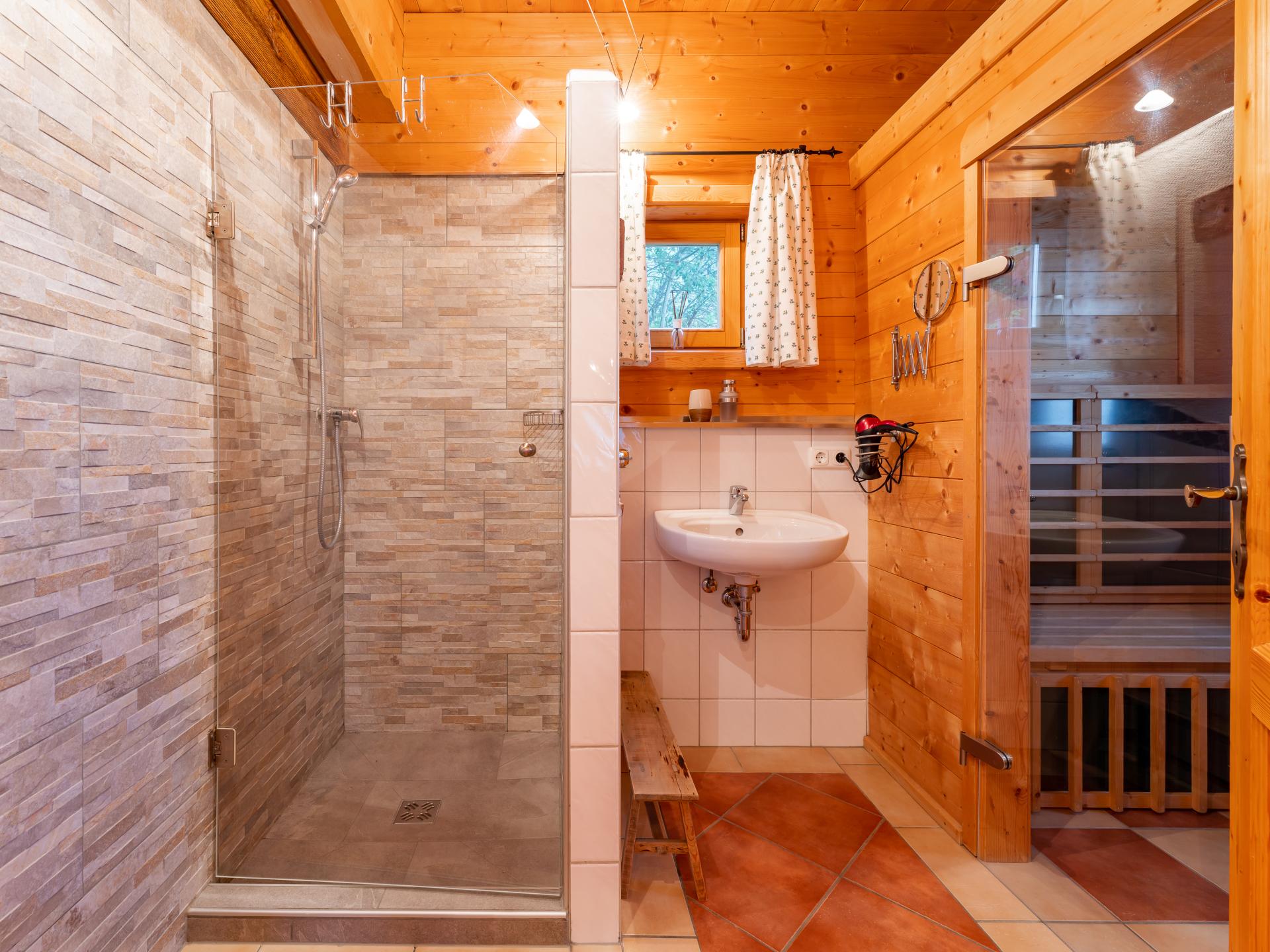 Vrijstaand chalet met sauna en panoramisch bergzicht in Piesendorf - foto 12