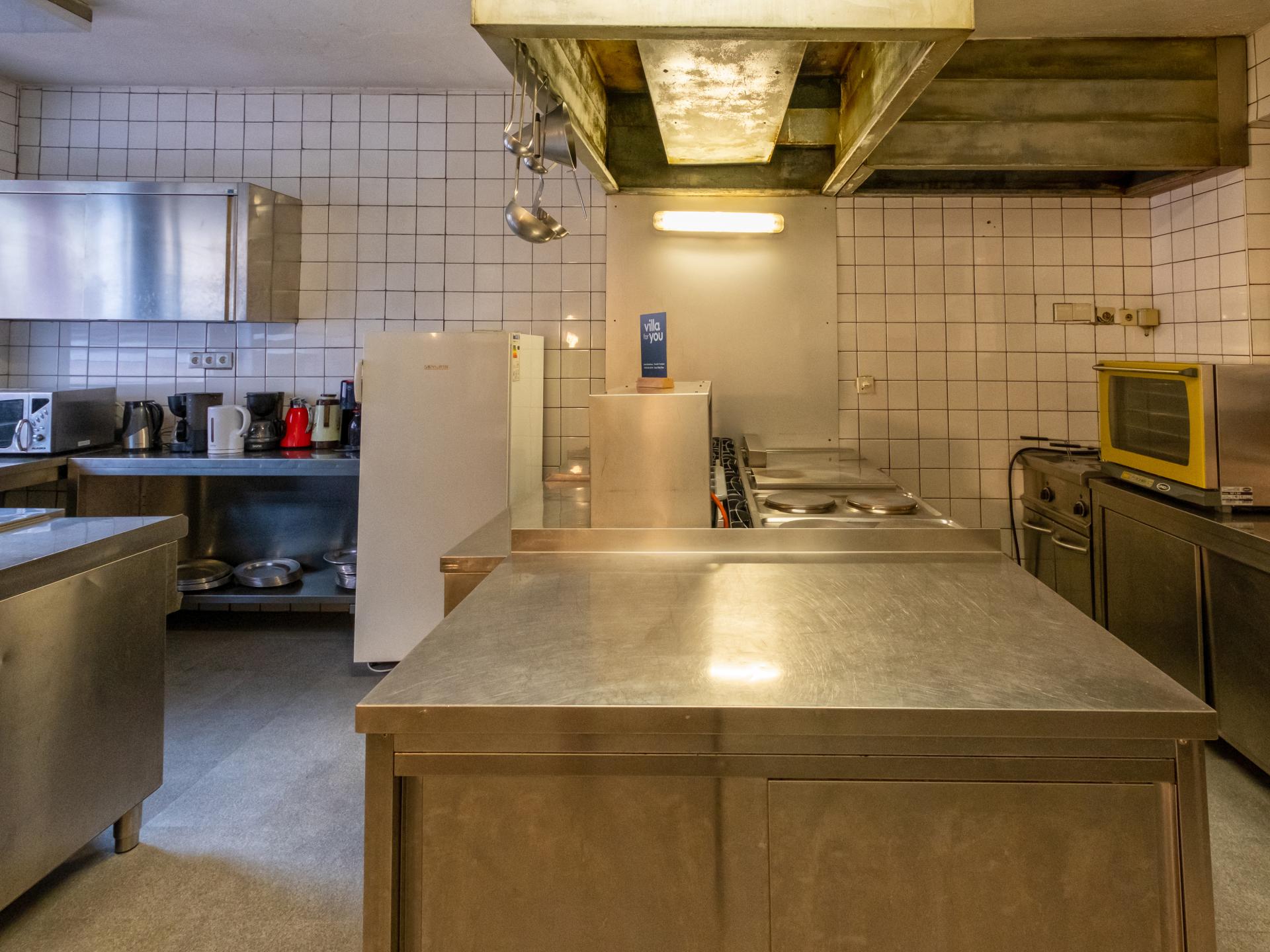Grootschalig vakantiehuis voor 30 personen met privésauna, bar en biljart direct aan de piste - foto 6