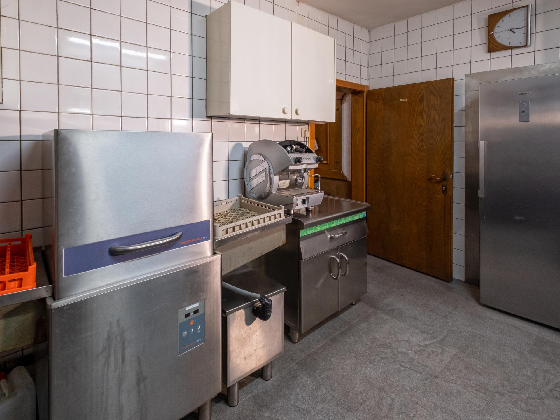 Grootschalig vakantiehuis voor 30 personen met privésauna, bar en biljart direct aan de piste - foto 29