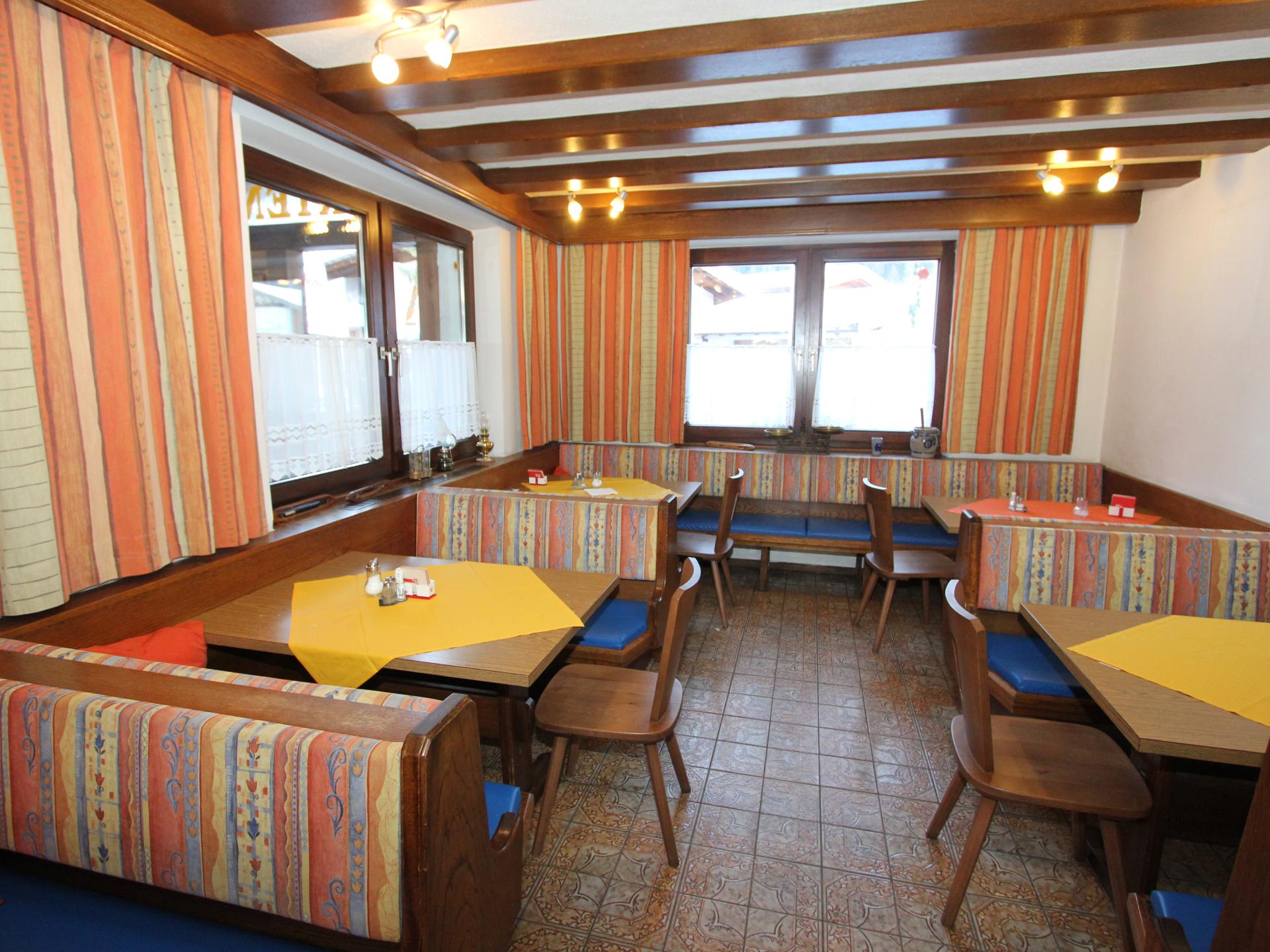 Grootschalig vakantiehuis voor 30 personen met privésauna, bar en biljart direct aan de piste - foto 33