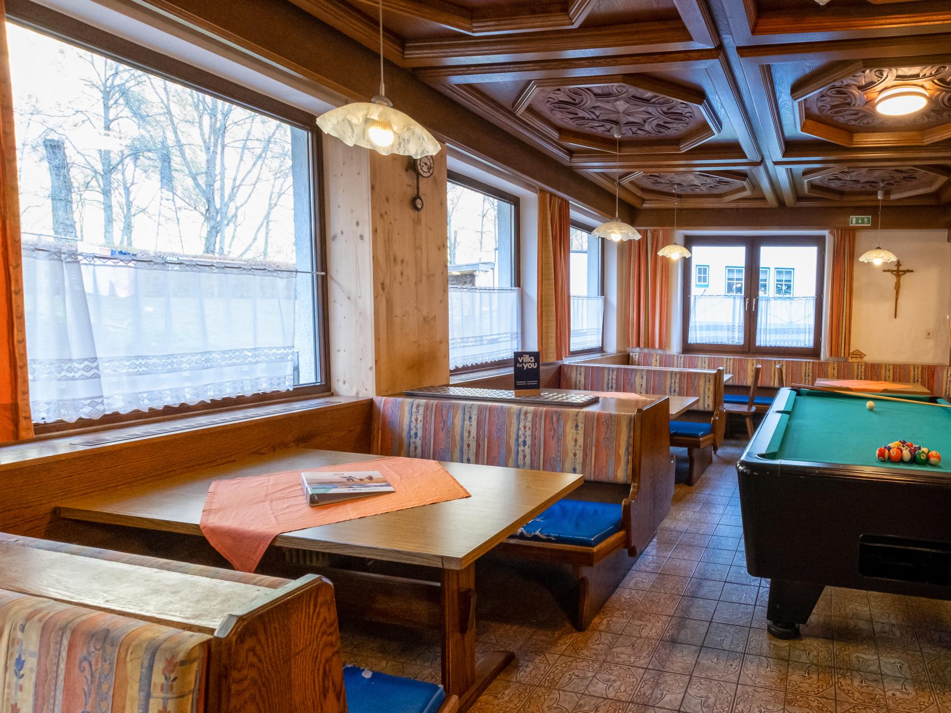 Grootschalig vakantiehuis voor 30 personen met privésauna, bar en biljart direct aan de piste - foto 30