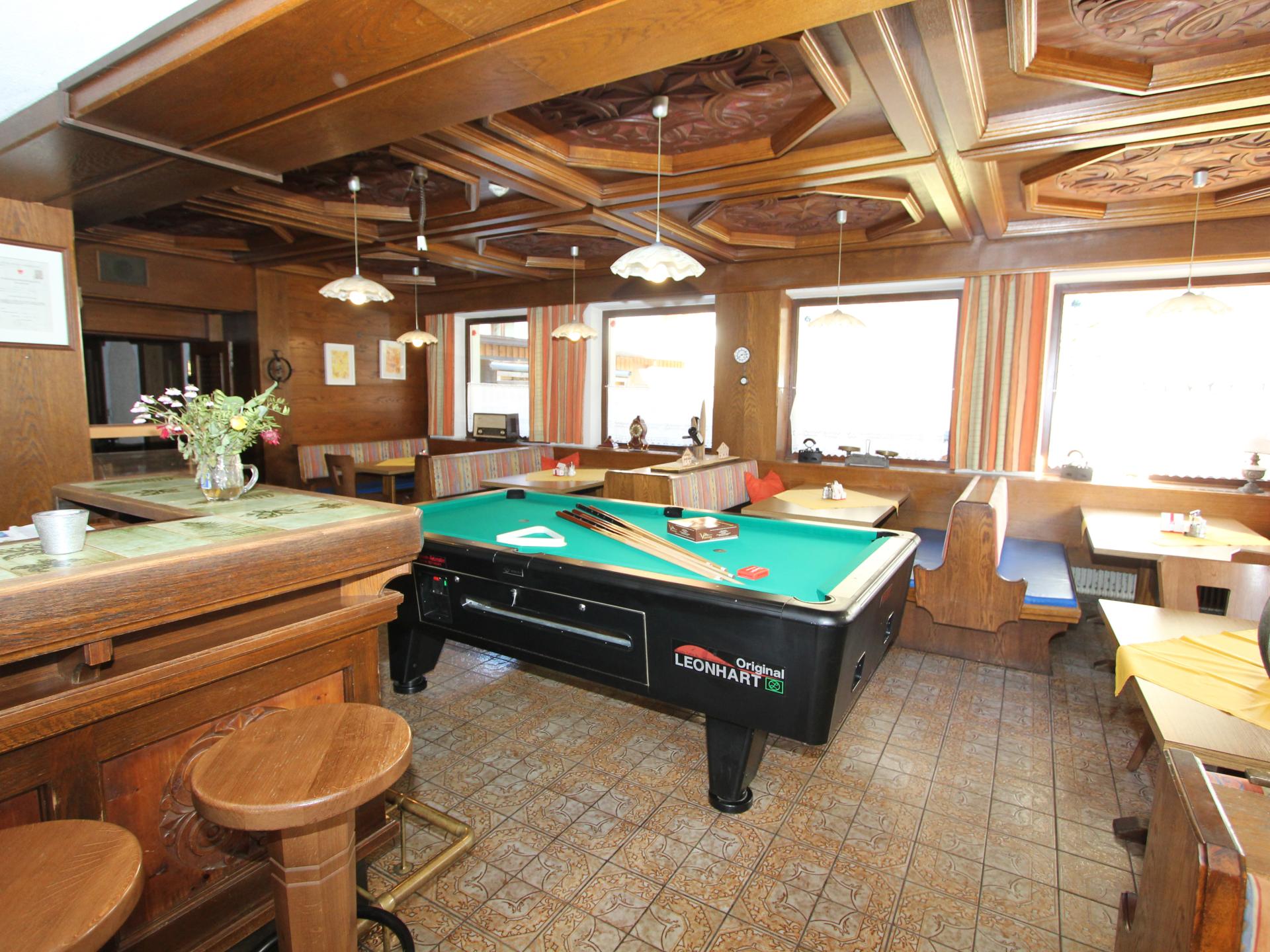 Grootschalig vakantiehuis voor 30 personen met privésauna, bar en biljart direct aan de piste - foto 34