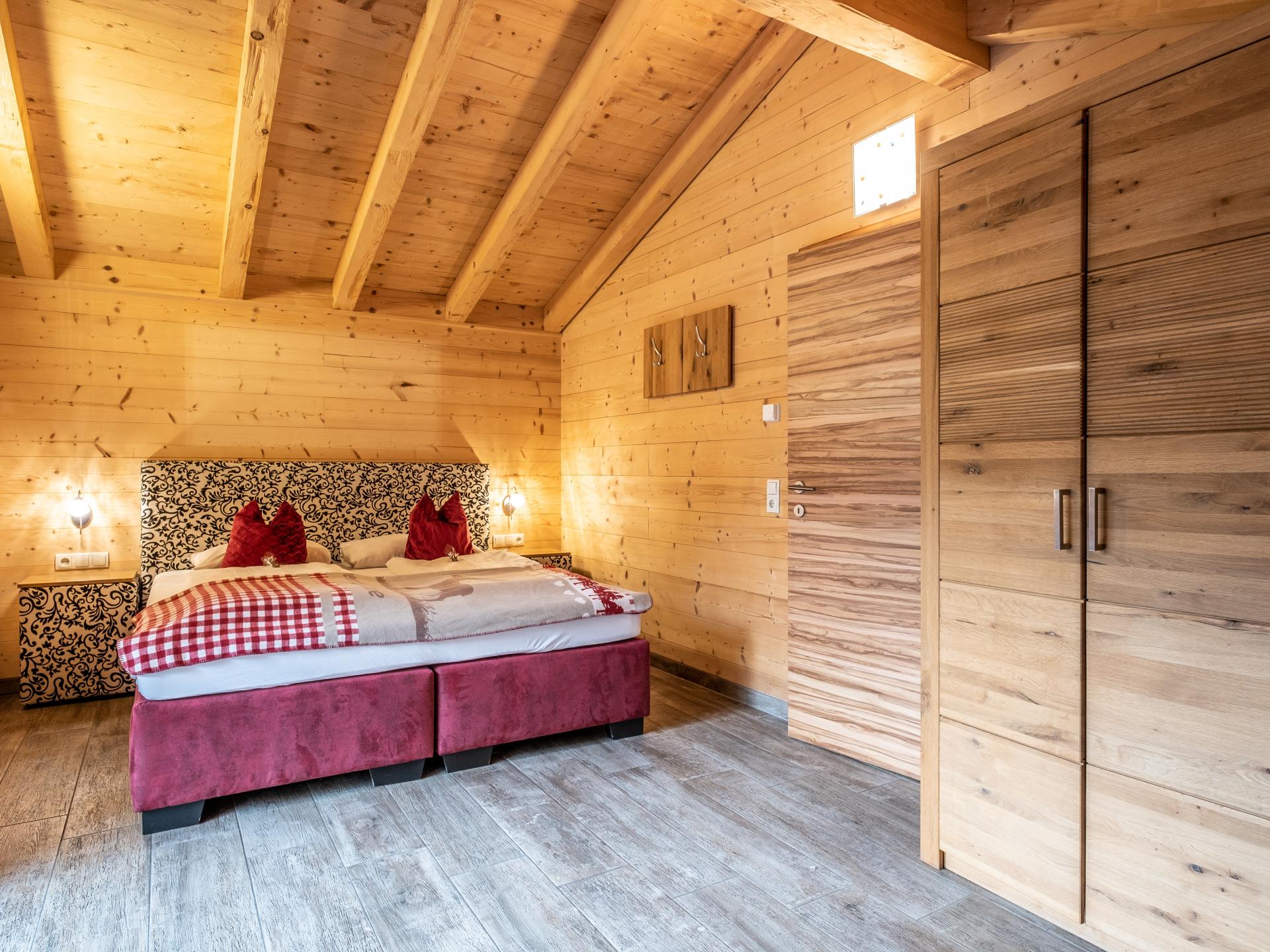 Vrijstaand chalet met sauna & hottub aan de beek in centrum Kaprun - foto 12