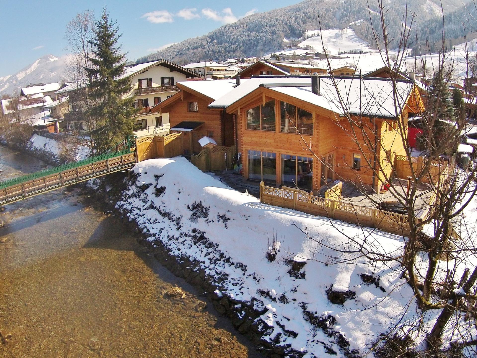 Vrijstaand chalet met sauna & hottub aan de beek in centrum Kaprun - foto 17