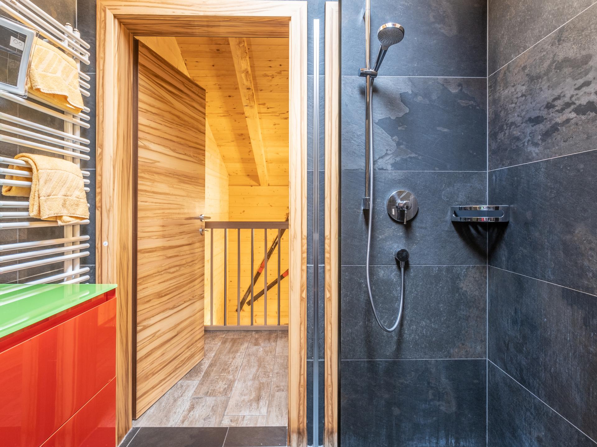Vrijstaand chalet met sauna & hottub aan de beek in centrum Kaprun - foto 10