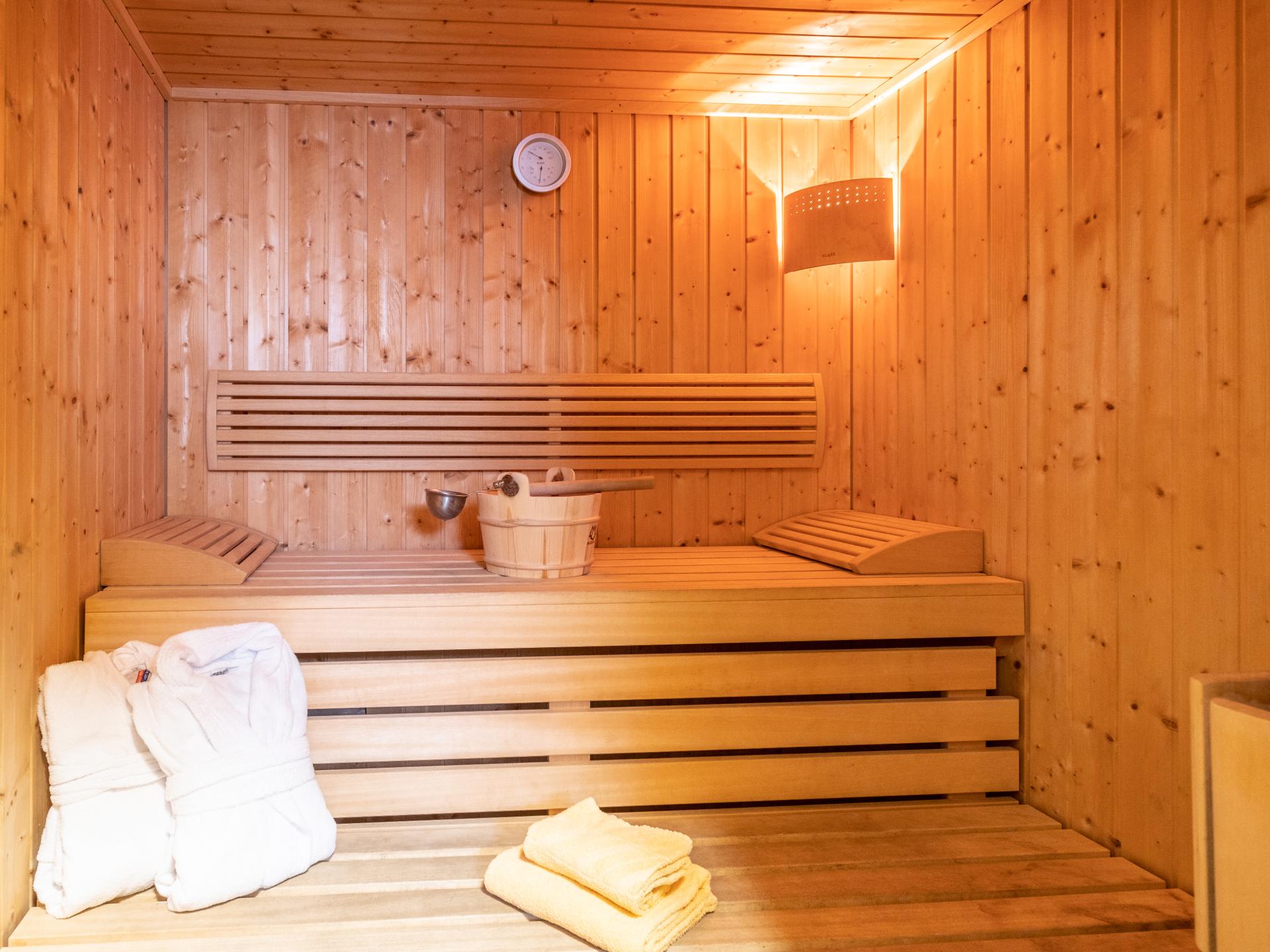 Vrijstaand chalet met sauna & hottub aan de beek in centrum Kaprun - foto 16