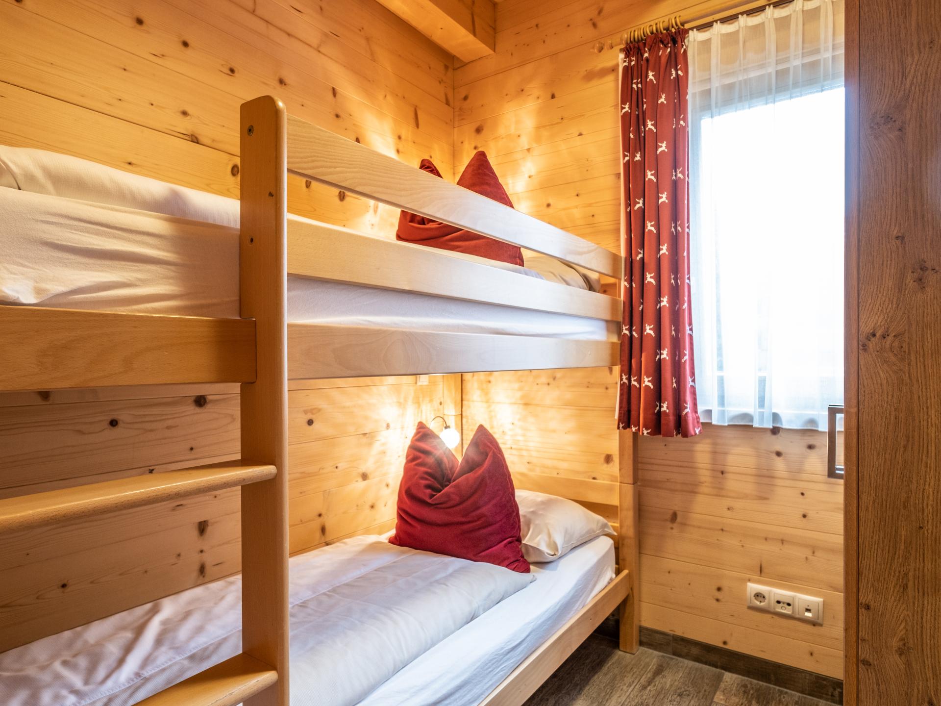 Vrijstaand chalet met sauna & hottub aan de beek in centrum Kaprun - foto 14