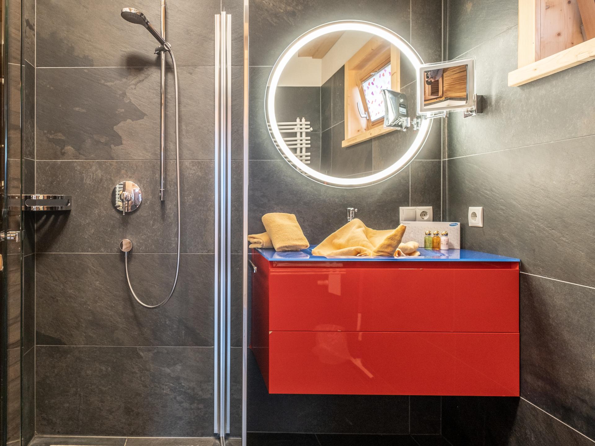 Vrijstaand chalet met sauna & hottub aan de beek in centrum Kaprun - foto 15