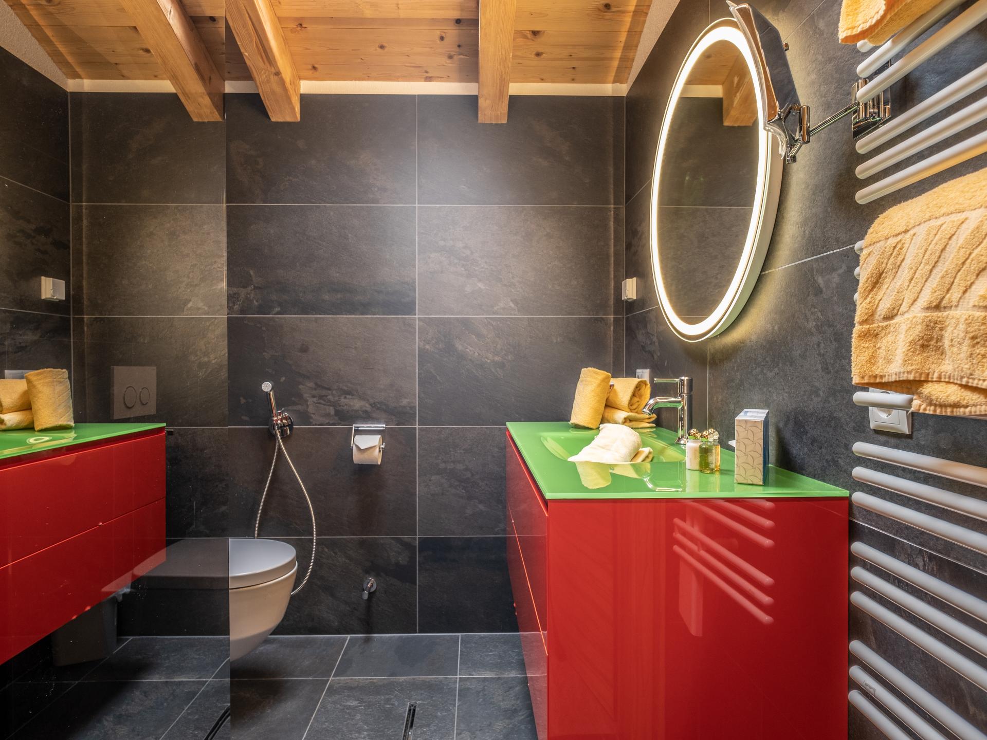 Vrijstaand chalet met sauna & hottub aan de beek in centrum Kaprun - foto 6