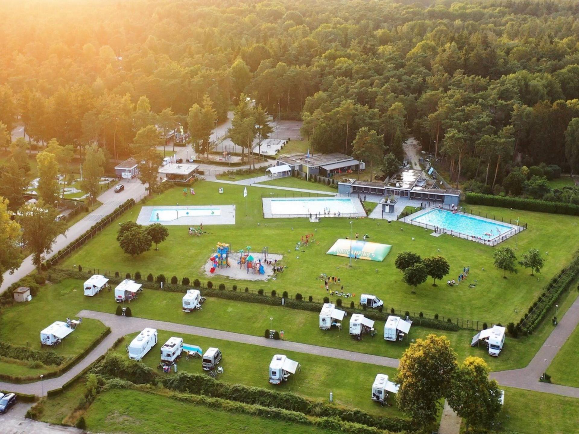Chalet op bosrijke Brabantse camping met zwembad en avonturenpad - foto 26