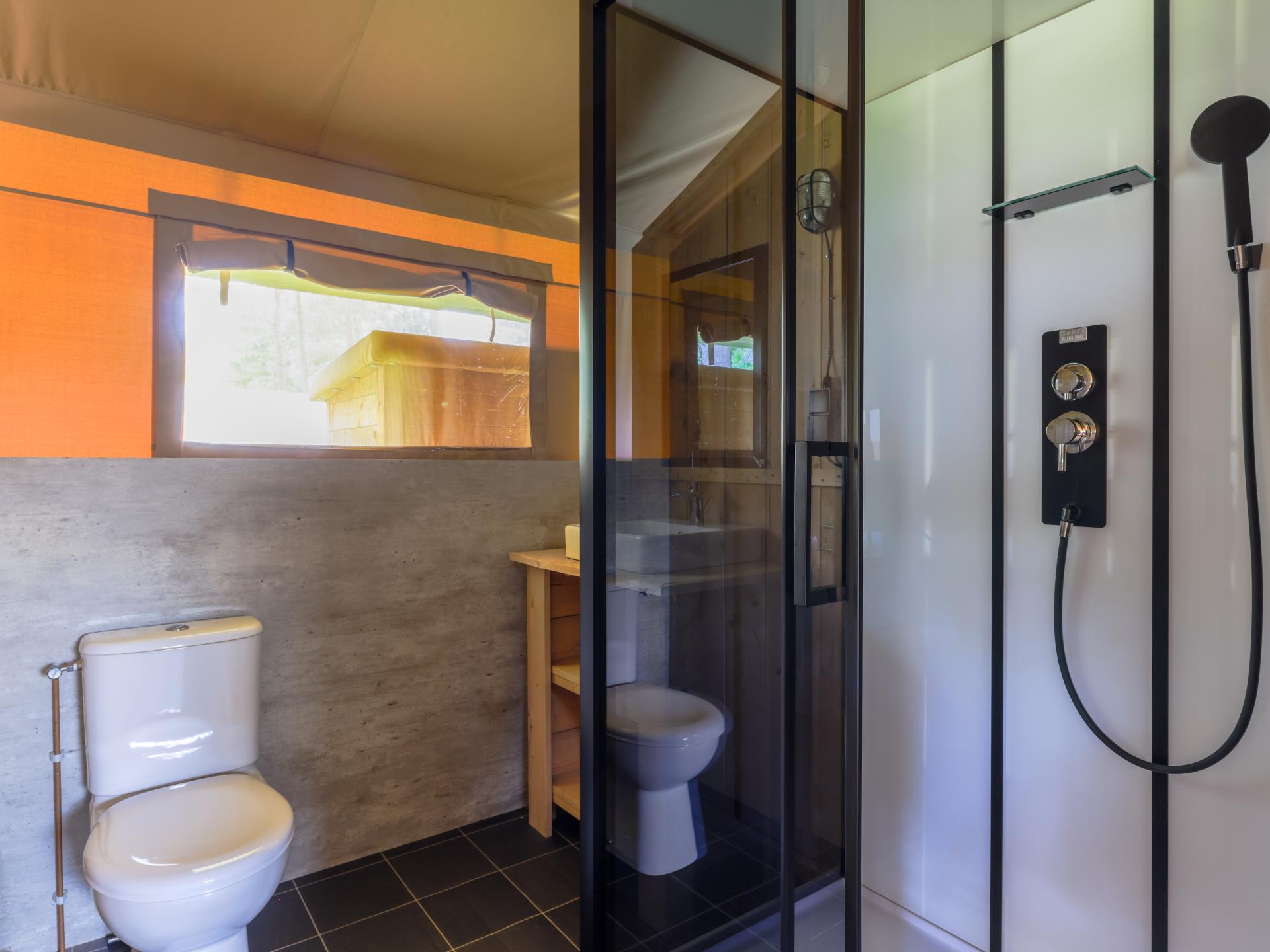 Luxe glamping-tent met privé-sanitair op bosrijke familiecamping in Vessem - foto 10