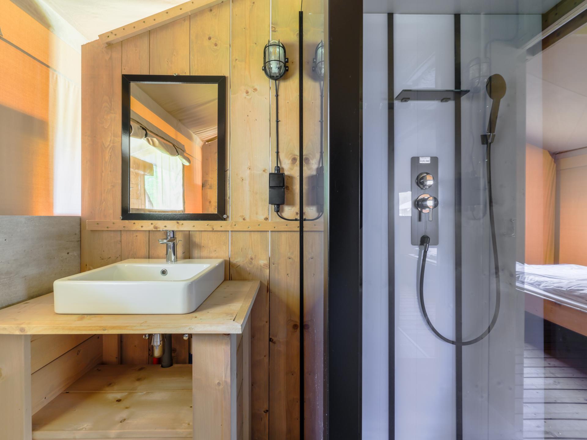 Luxe glamping-tent met privé-sanitair op bosrijke familiecamping in Vessem - foto 11