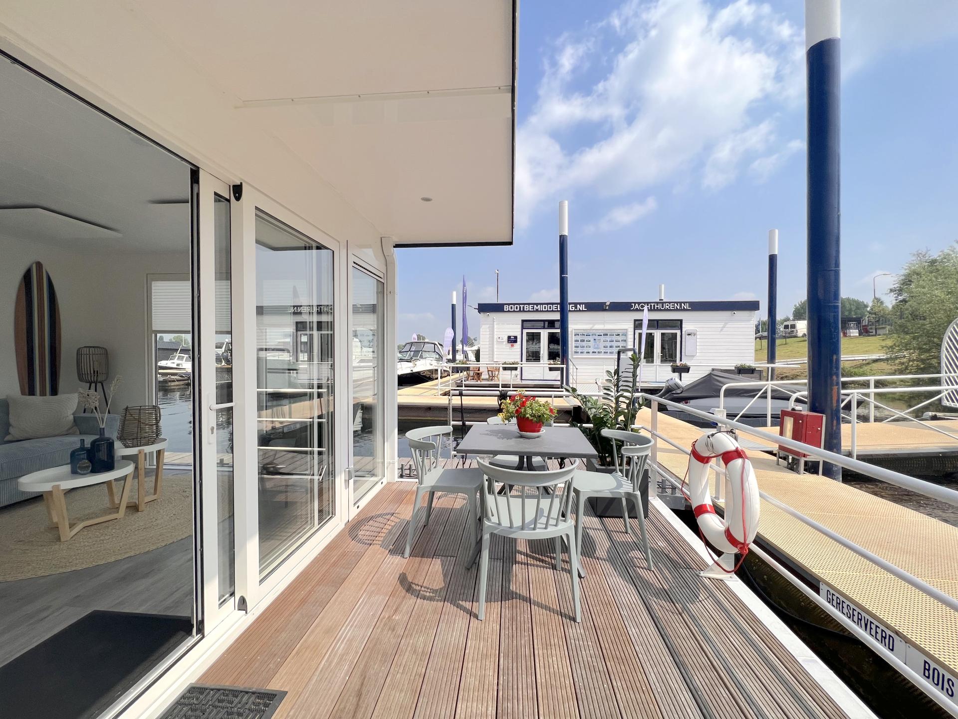 Sfeervolle woonboot in haven van Kerkdriel aan de Zandmeren - foto 22