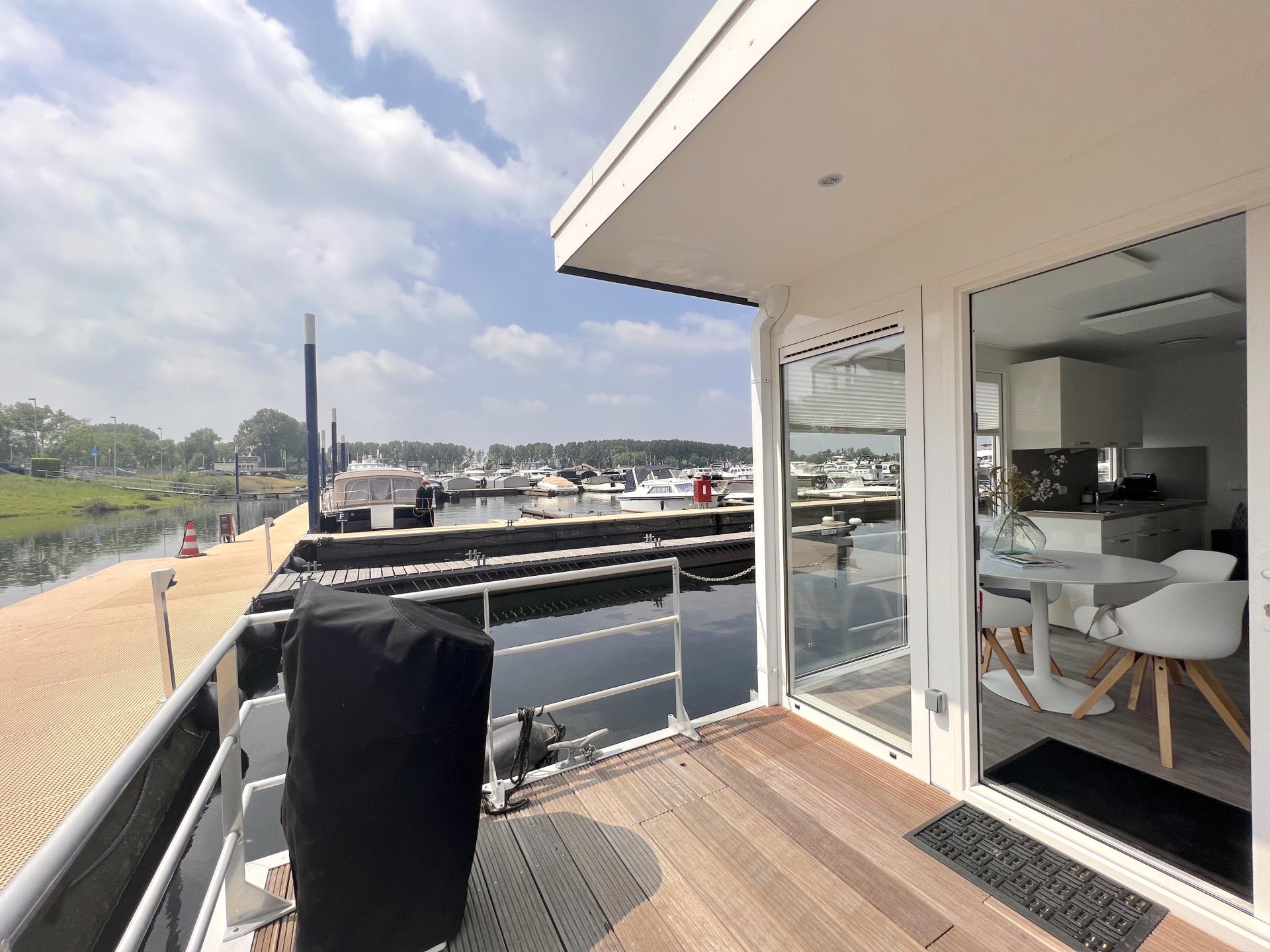 Sfeervolle woonboot in haven van Kerkdriel aan de Zandmeren - foto 21