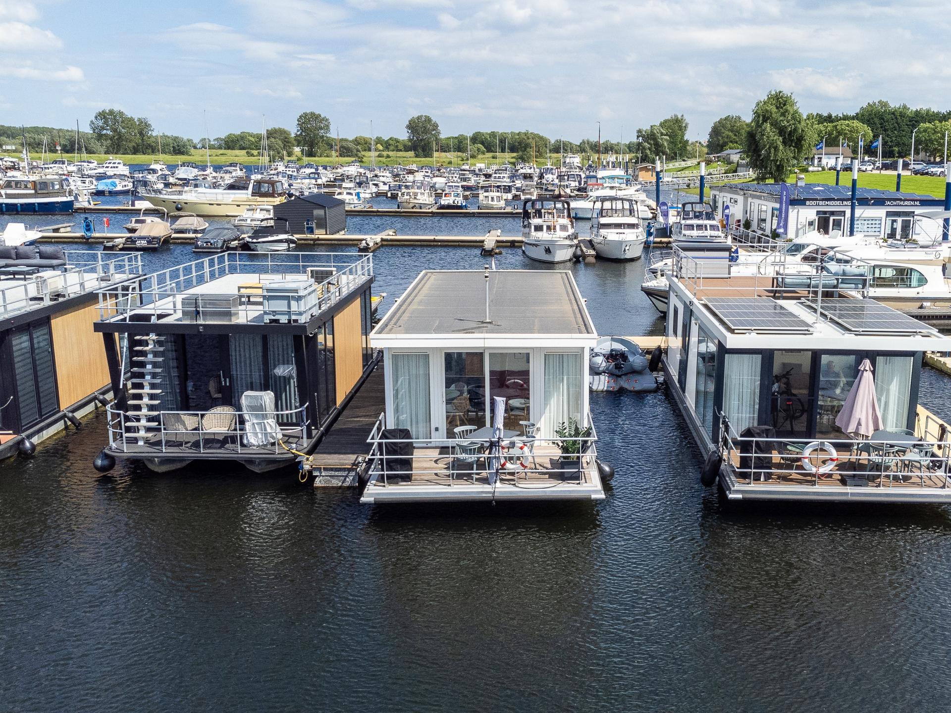 Sfeervolle woonboot in haven van Kerkdriel aan de Zandmeren - foto 27