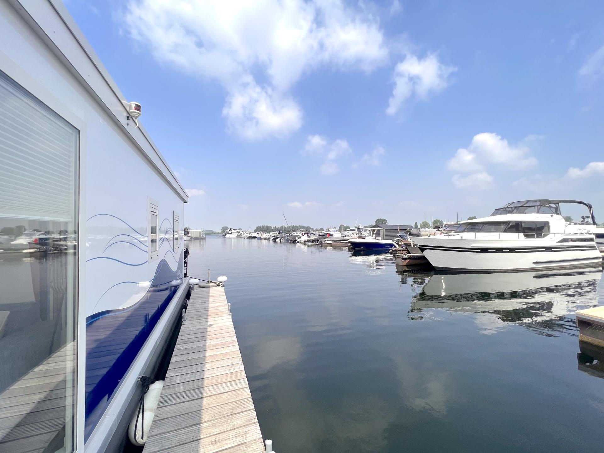 Sfeervolle woonboot in haven van Kerkdriel aan de Zandmeren - foto 18