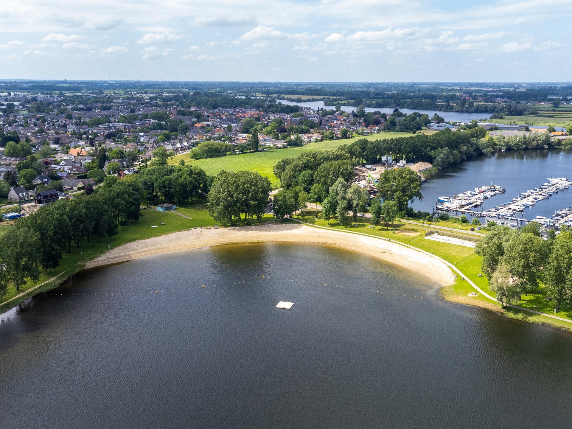 Sfeervolle woonboot in haven van Kerkdriel aan de Zandmeren - foto 38