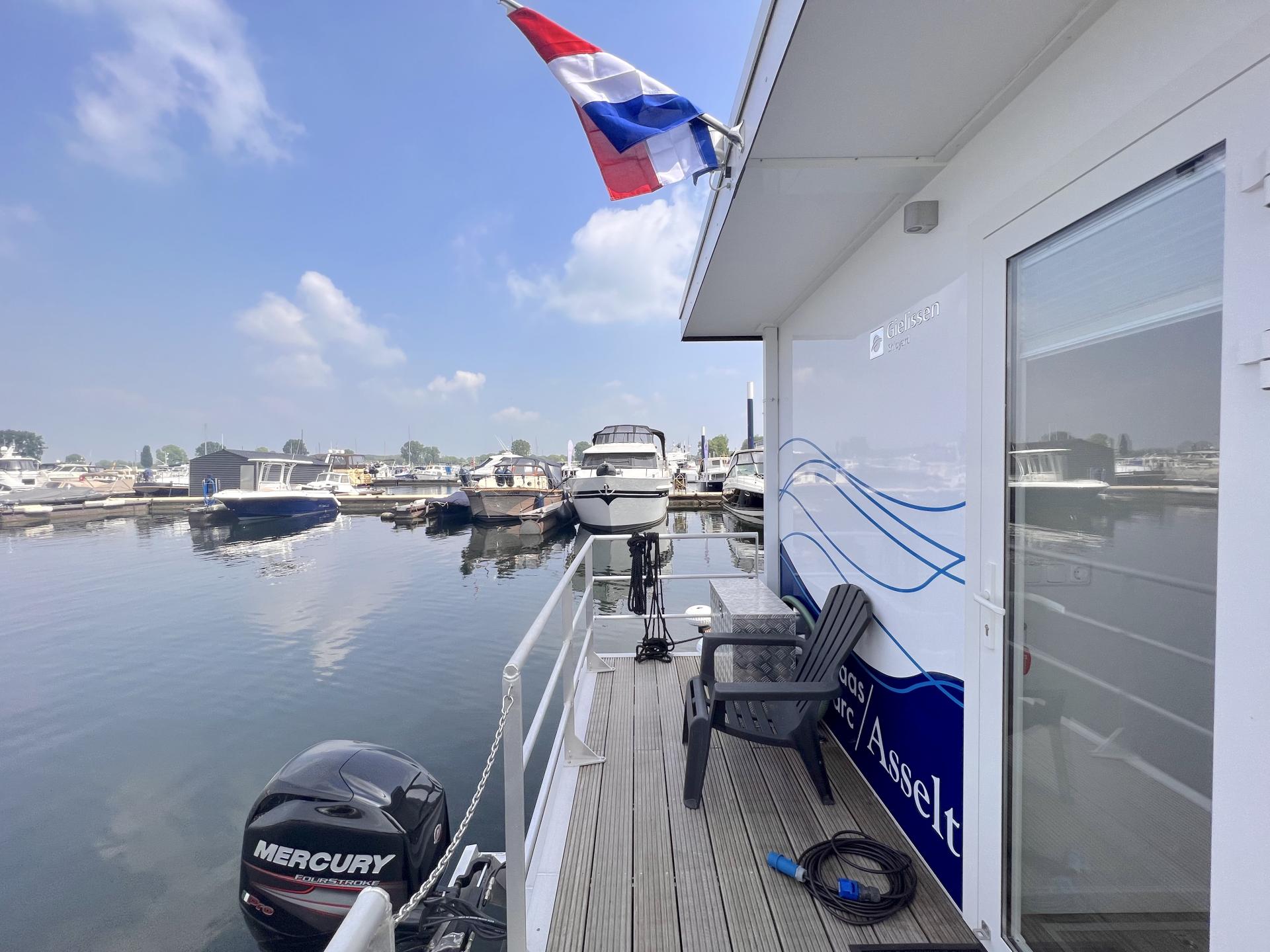 Sfeervolle woonboot in haven van Kerkdriel aan de Zandmeren - foto 23