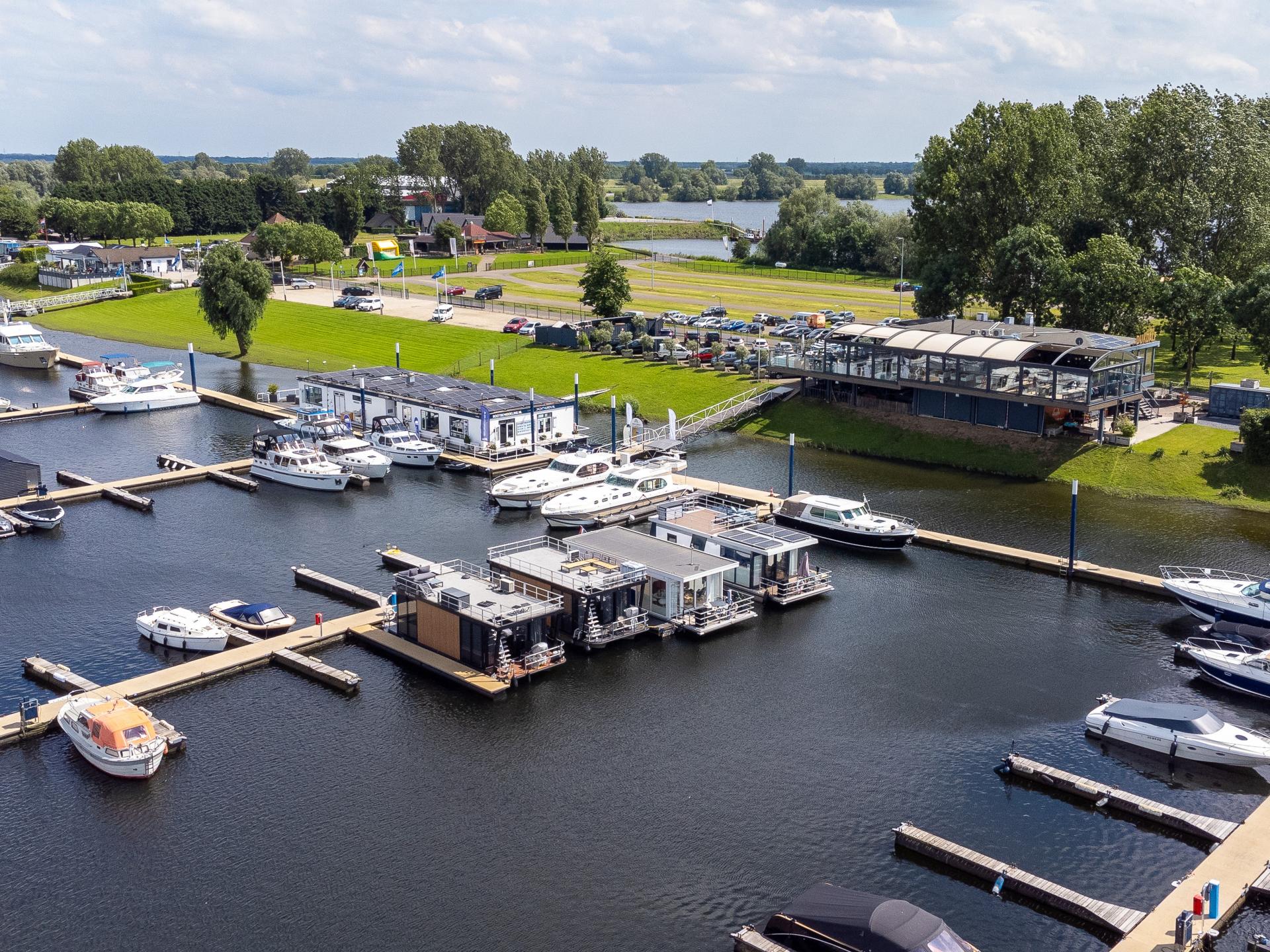 Sfeervolle woonboot in haven van Kerkdriel aan de Zandmeren - foto 41