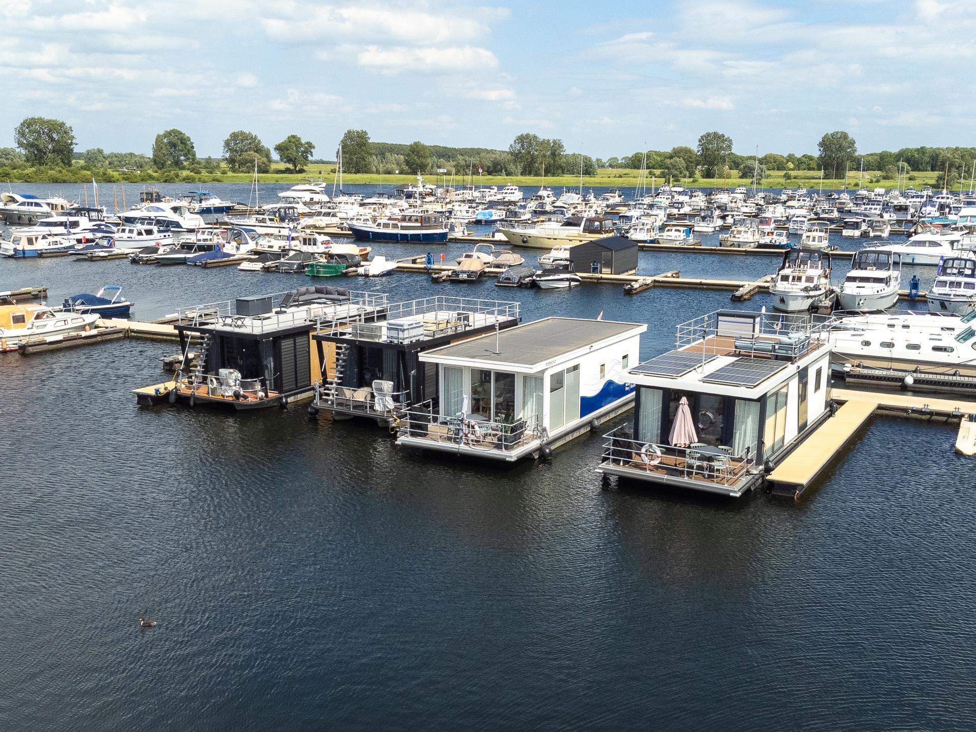Sfeervolle woonboot in haven van Kerkdriel aan de Zandmeren - foto 28