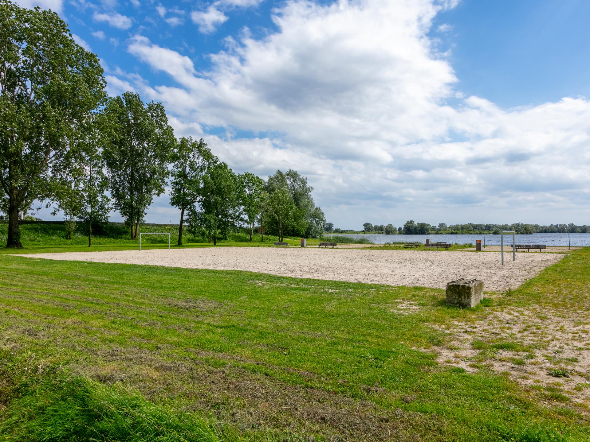 Sfeervolle woonboot in haven van Kerkdriel aan de Zandmeren - foto 31