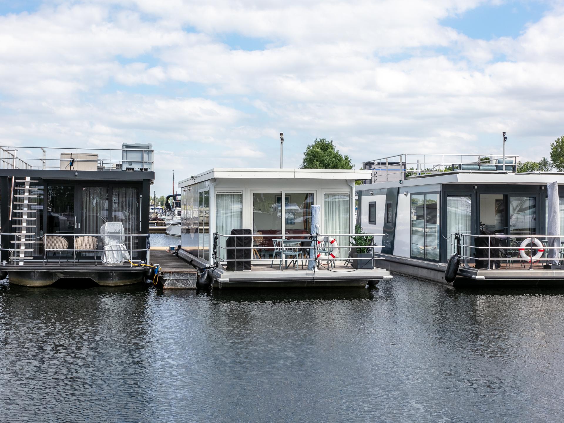 Sfeervolle woonboot in haven van Kerkdriel aan de Zandmeren - foto 25