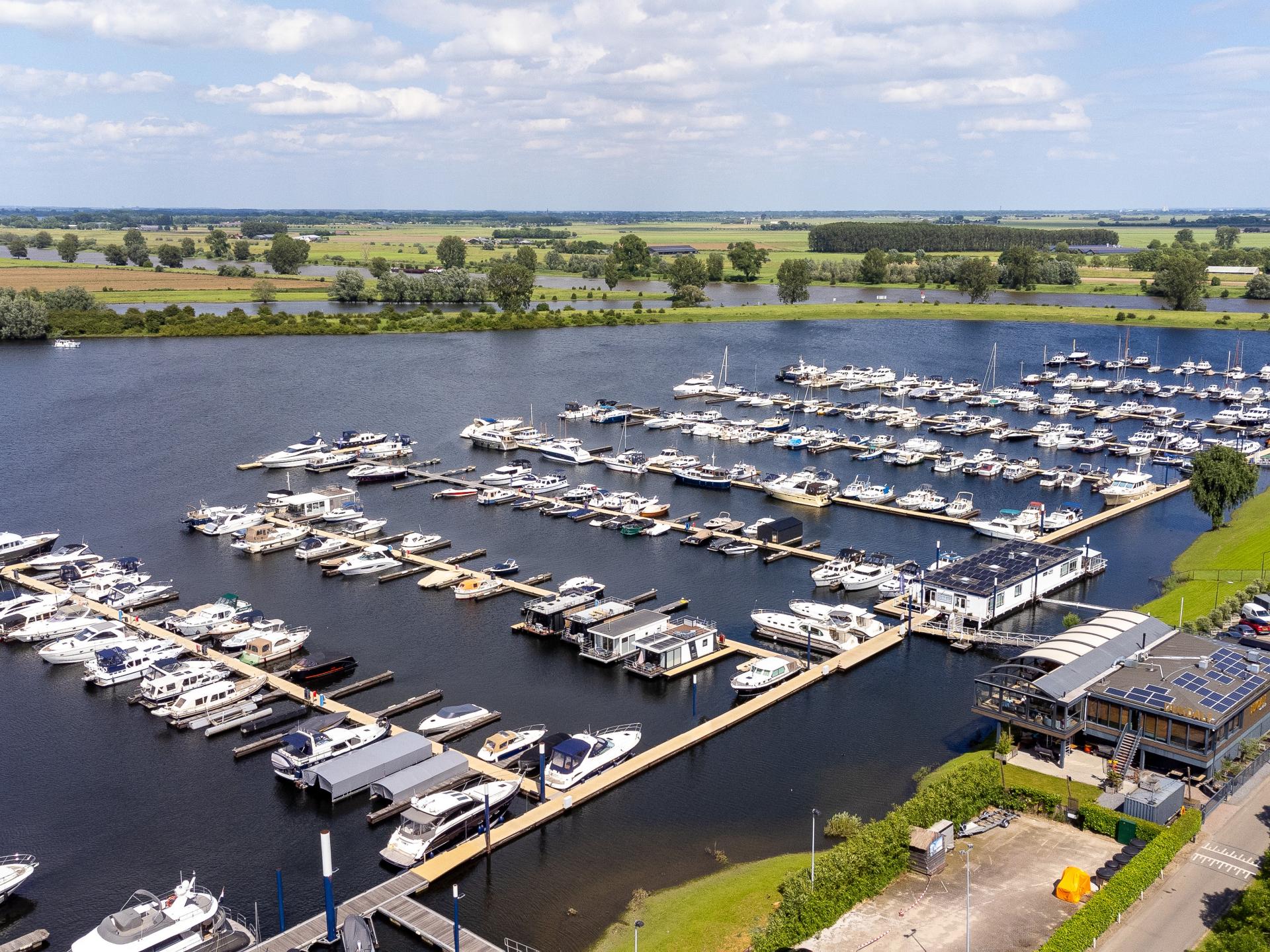 Sfeervolle woonboot in haven van Kerkdriel aan de Zandmeren - foto 39