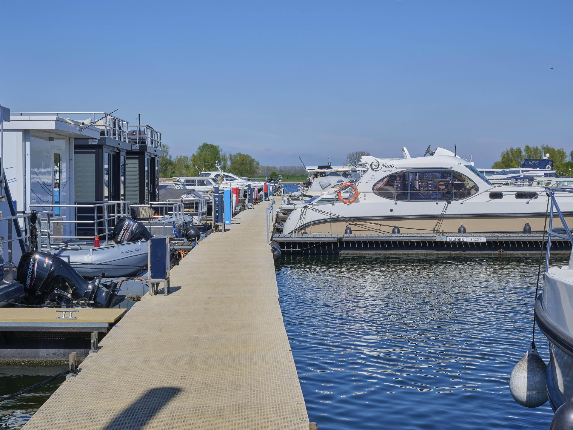 Luxe huisboot met panoramisch dakterras in haven van Kerkdriel - foto 45