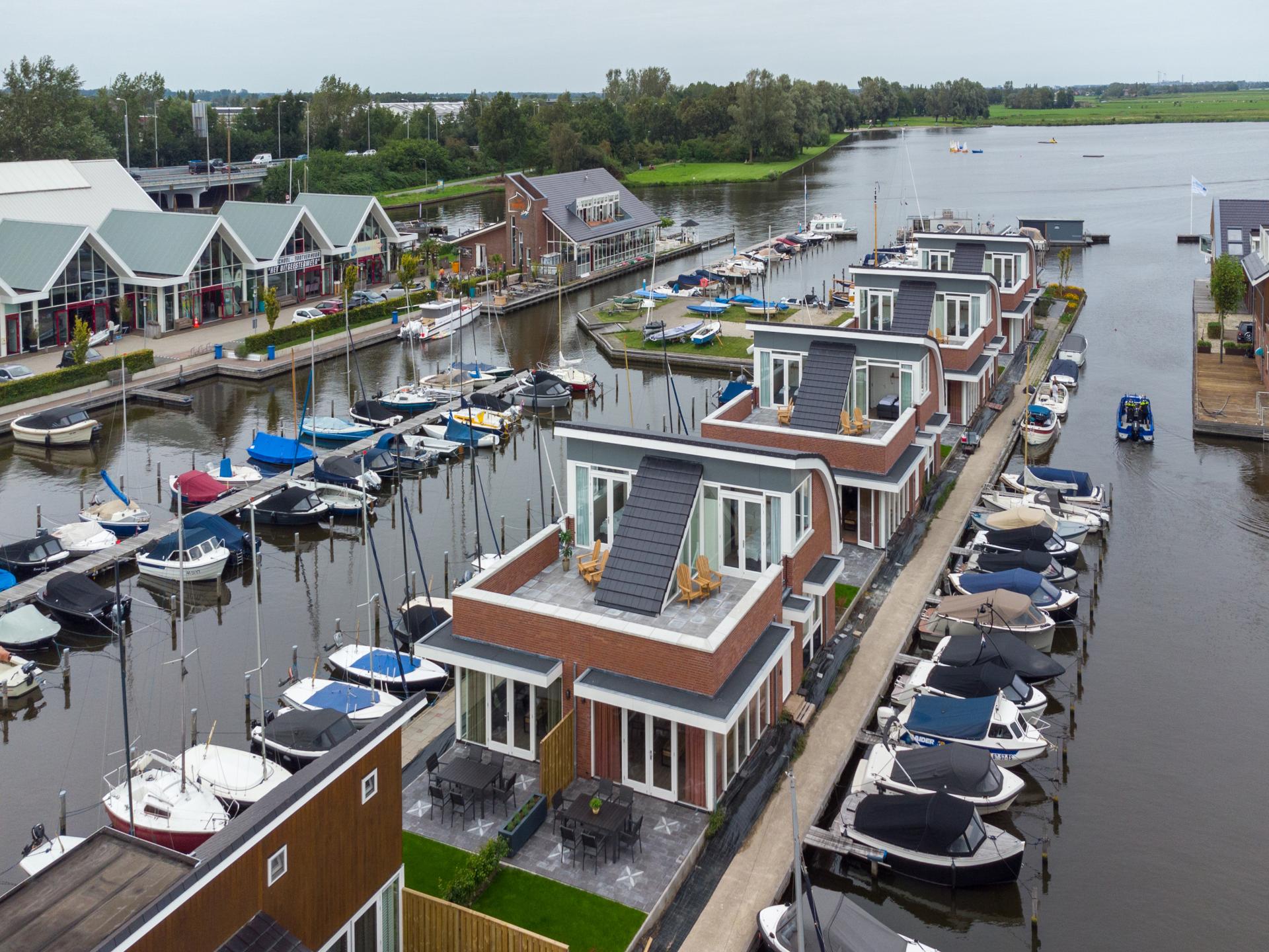 Luxe watervilla Uitgeest: 2 badkamers, dakterras & direct aan het water - foto 24