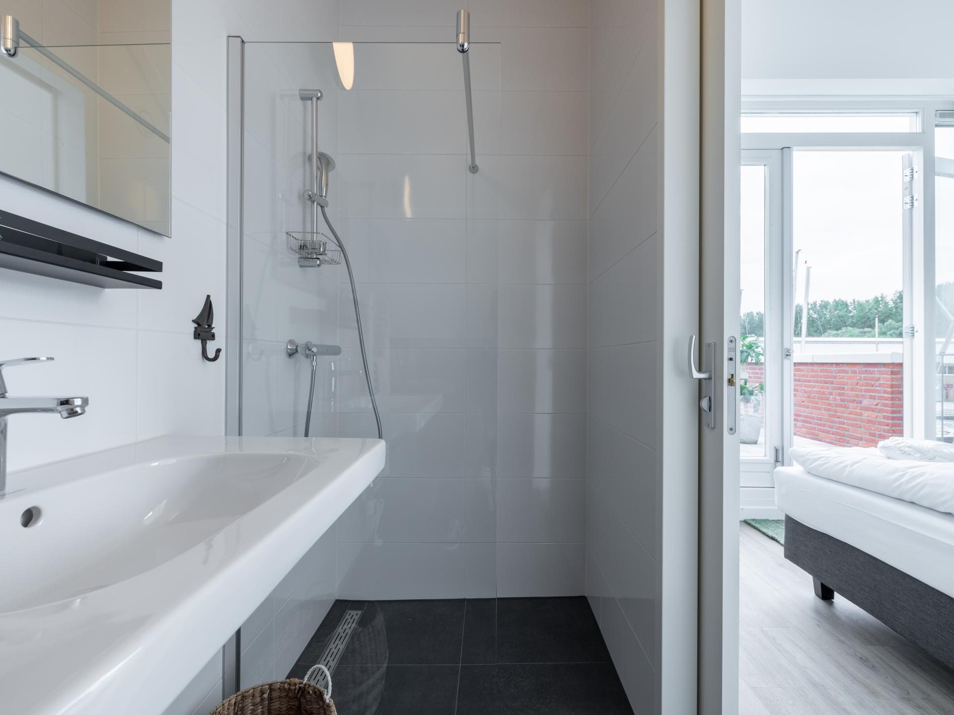 Luxe watervilla Uitgeest: 2 badkamers, dakterras & direct aan het water - foto 17