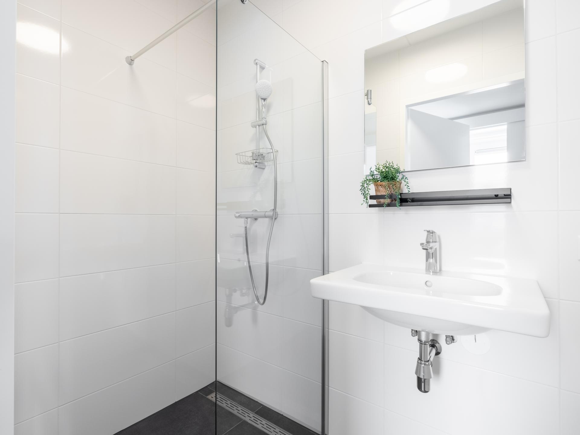 Luxe watervilla Uitgeest: 2 badkamers, dakterras & direct aan het water - foto 13