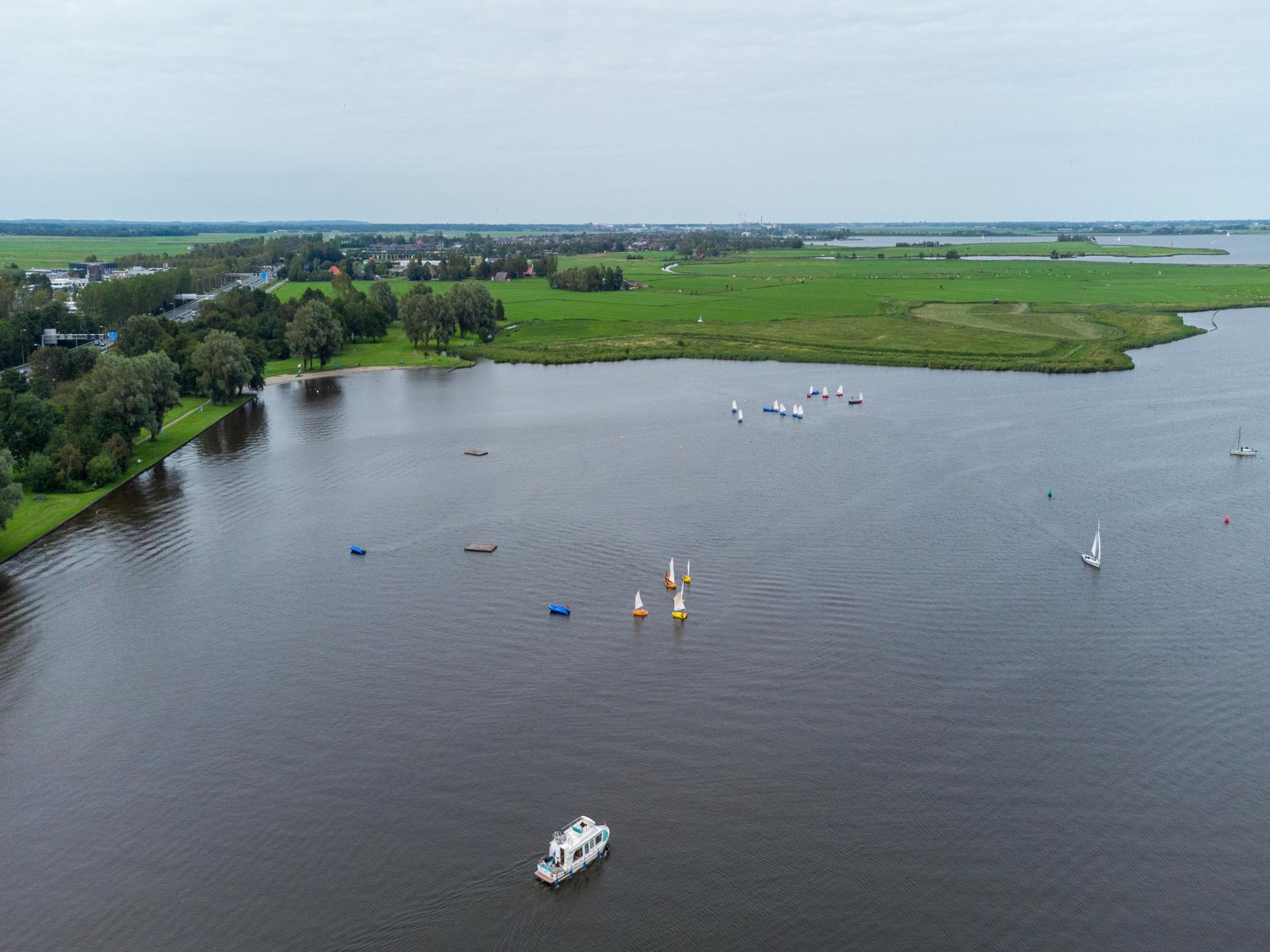 Luxe watervilla Uitgeest: 2 badkamers, dakterras & direct aan het water - foto 23