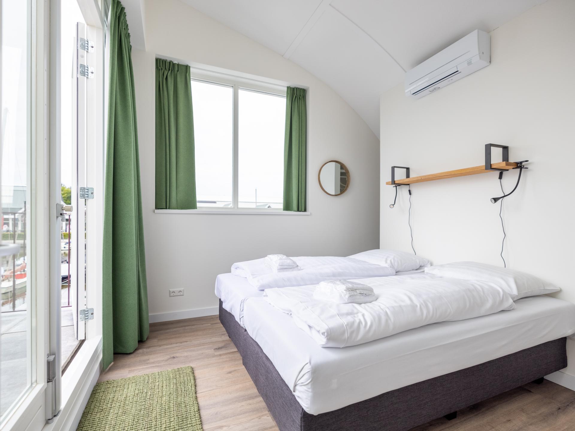 Luxe watervilla Uitgeest: 2 badkamers, dakterras & direct aan het water - foto 15