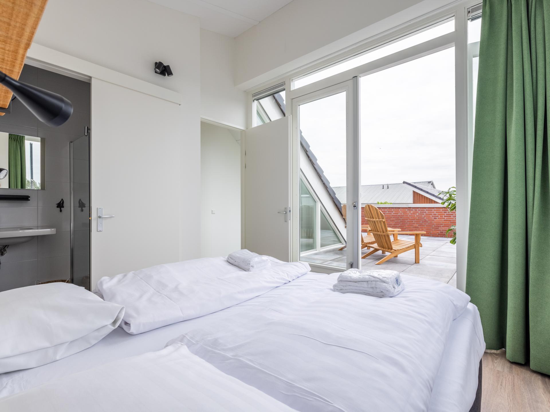 Luxe watervilla Uitgeest: 2 badkamers, dakterras & direct aan het water - foto 16