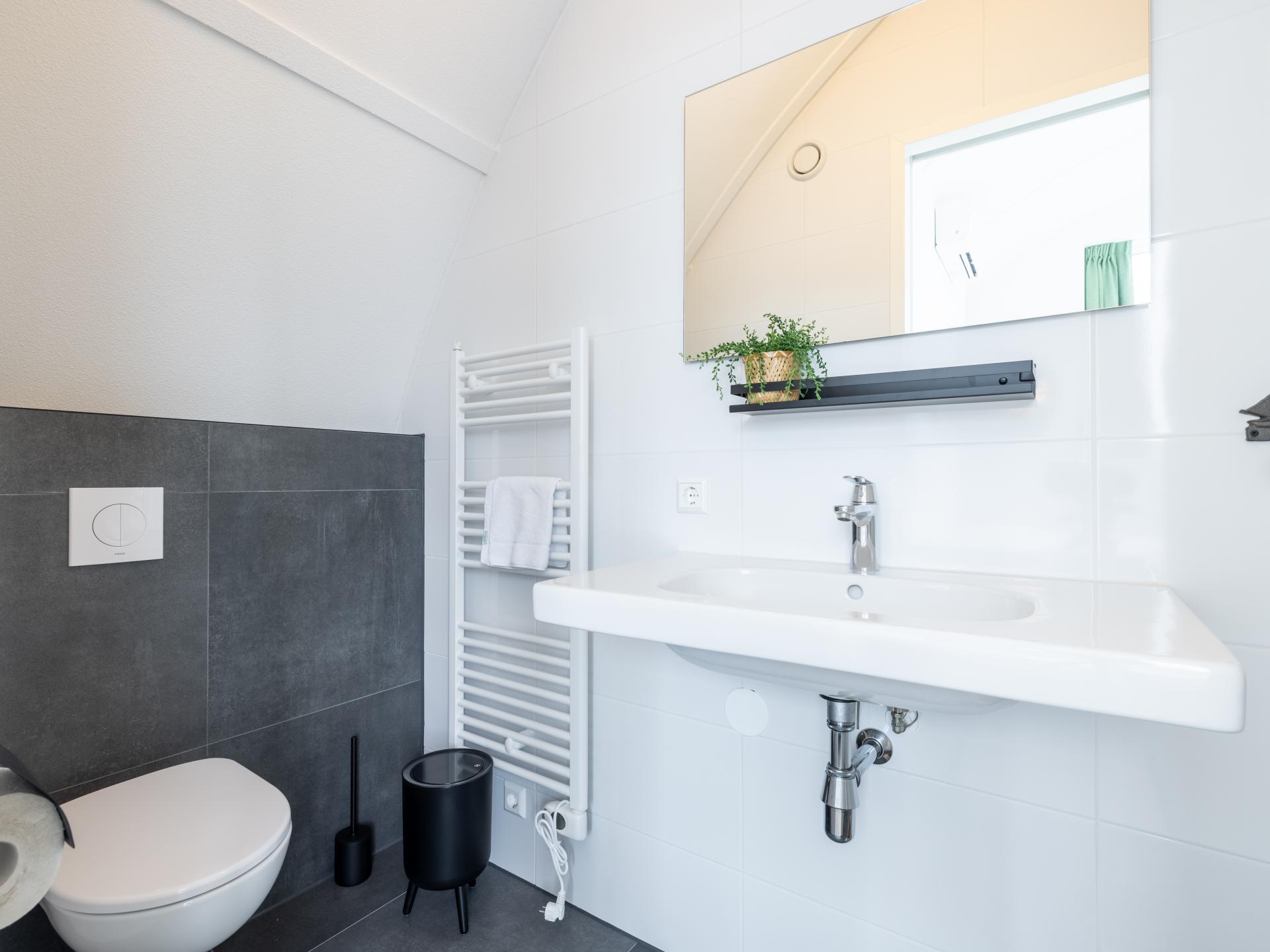 Luxe watervilla Uitgeest: 2 badkamers, dakterras & direct aan het water - foto 18