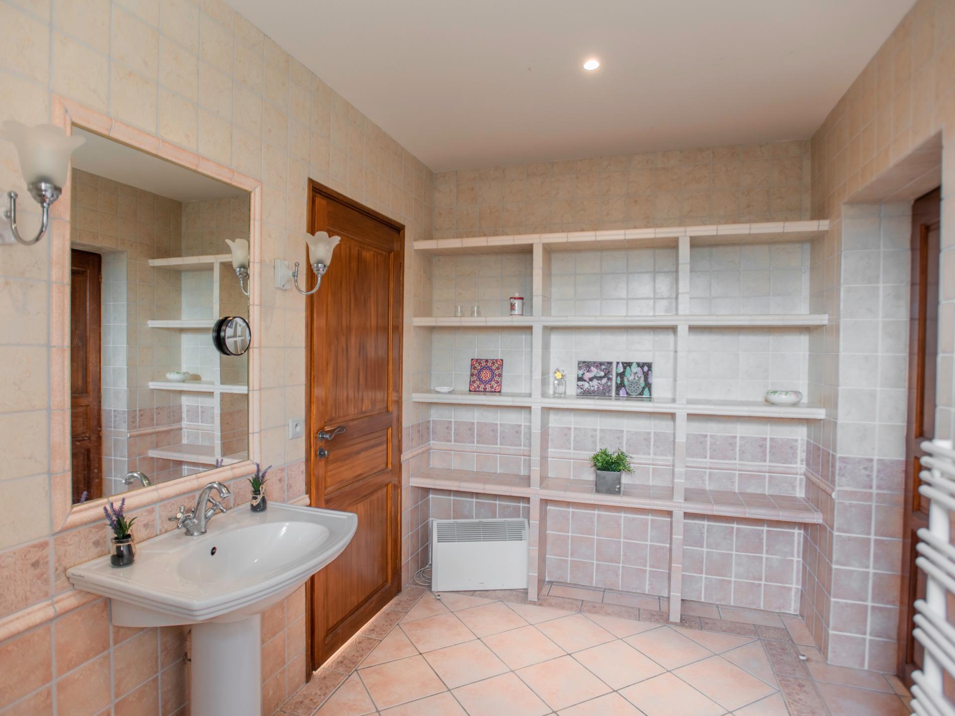 6-persoons vakantiehuis in centrum van Saint-Germain-les-Belles - foto 18