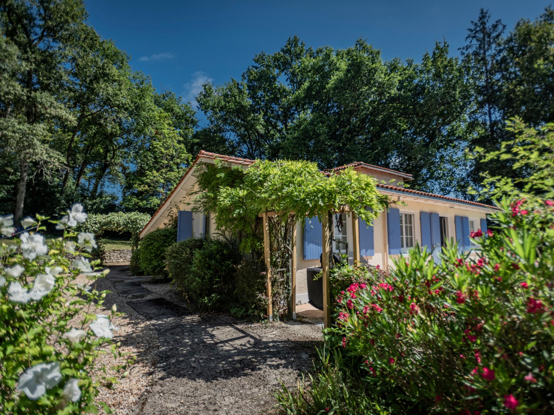 7-persoons modern vakantiehuis met zwembad in Aubeterre sur Dronne - foto 43