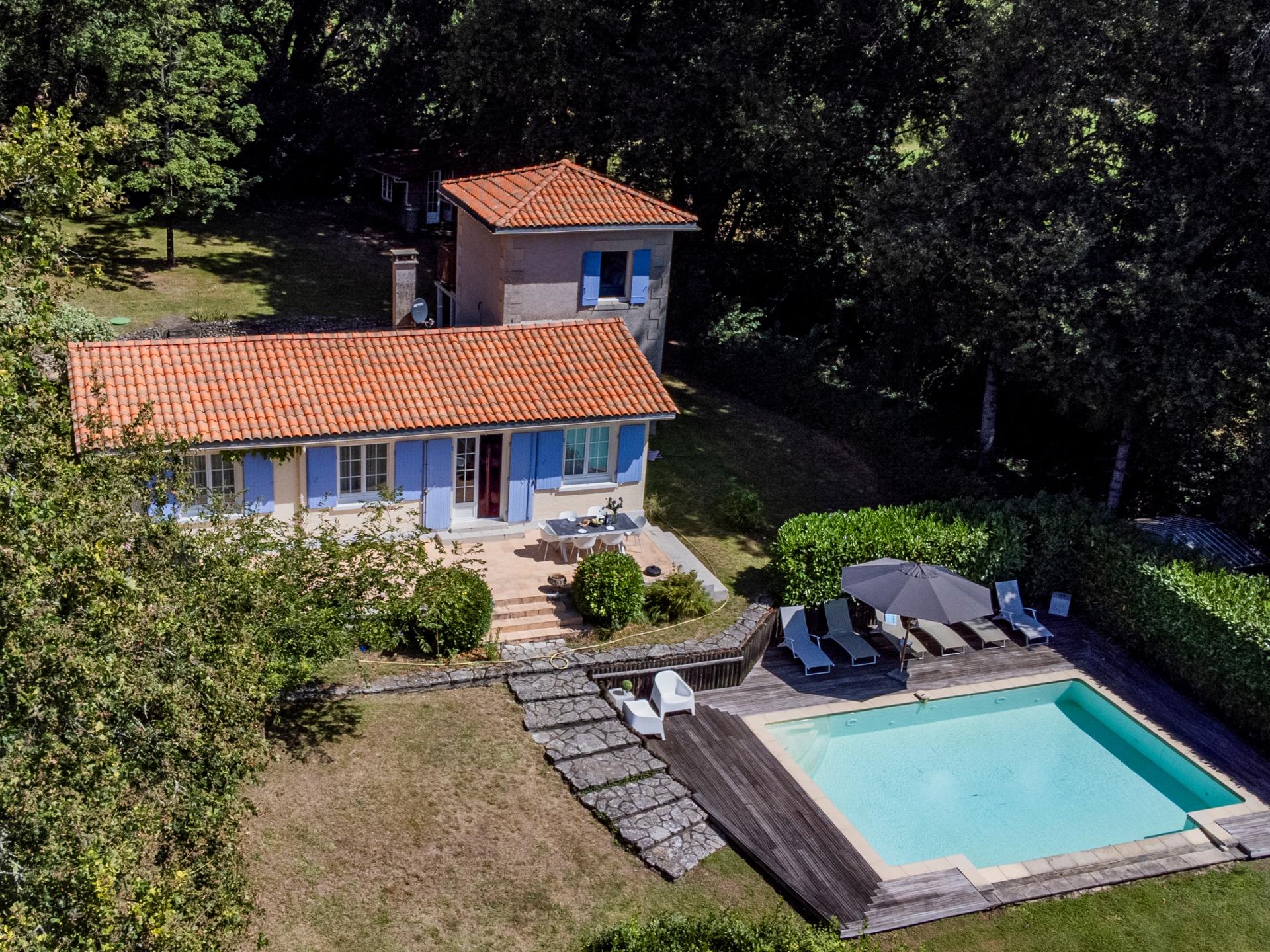 7-persoons modern vakantiehuis met zwembad in Aubeterre sur Dronne - foto 2