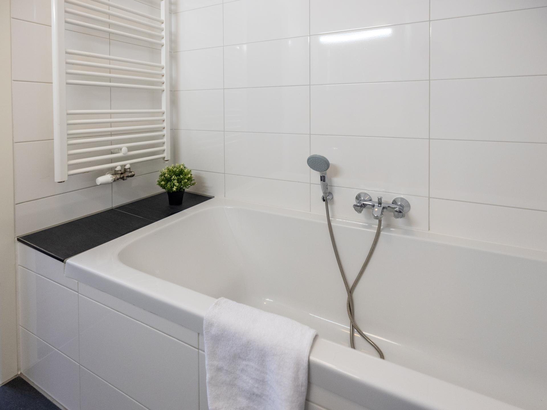 Ruim 12-persoons appartement met privé aanlegsteiger aan het Uitgeestermeer - foto 10