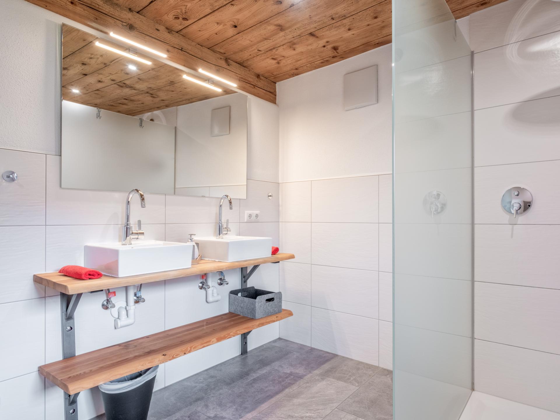 Ruim appartement voor 15 personen op werkende boerderij, vlakbij de skilift - foto 14