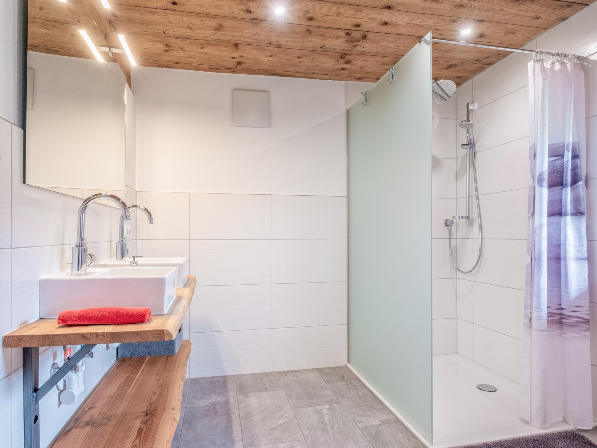 Ruim appartement voor 15 personen op werkende boerderij, vlakbij de skilift - foto 15