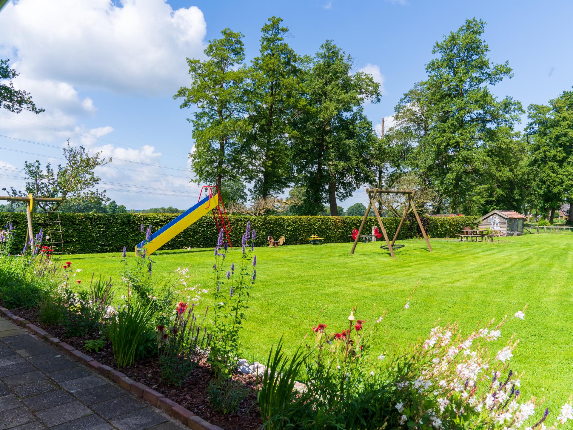 Reggezicht: nieuw vakantiehuis met enorme tuin in hartje Hellendoorn - foto 21