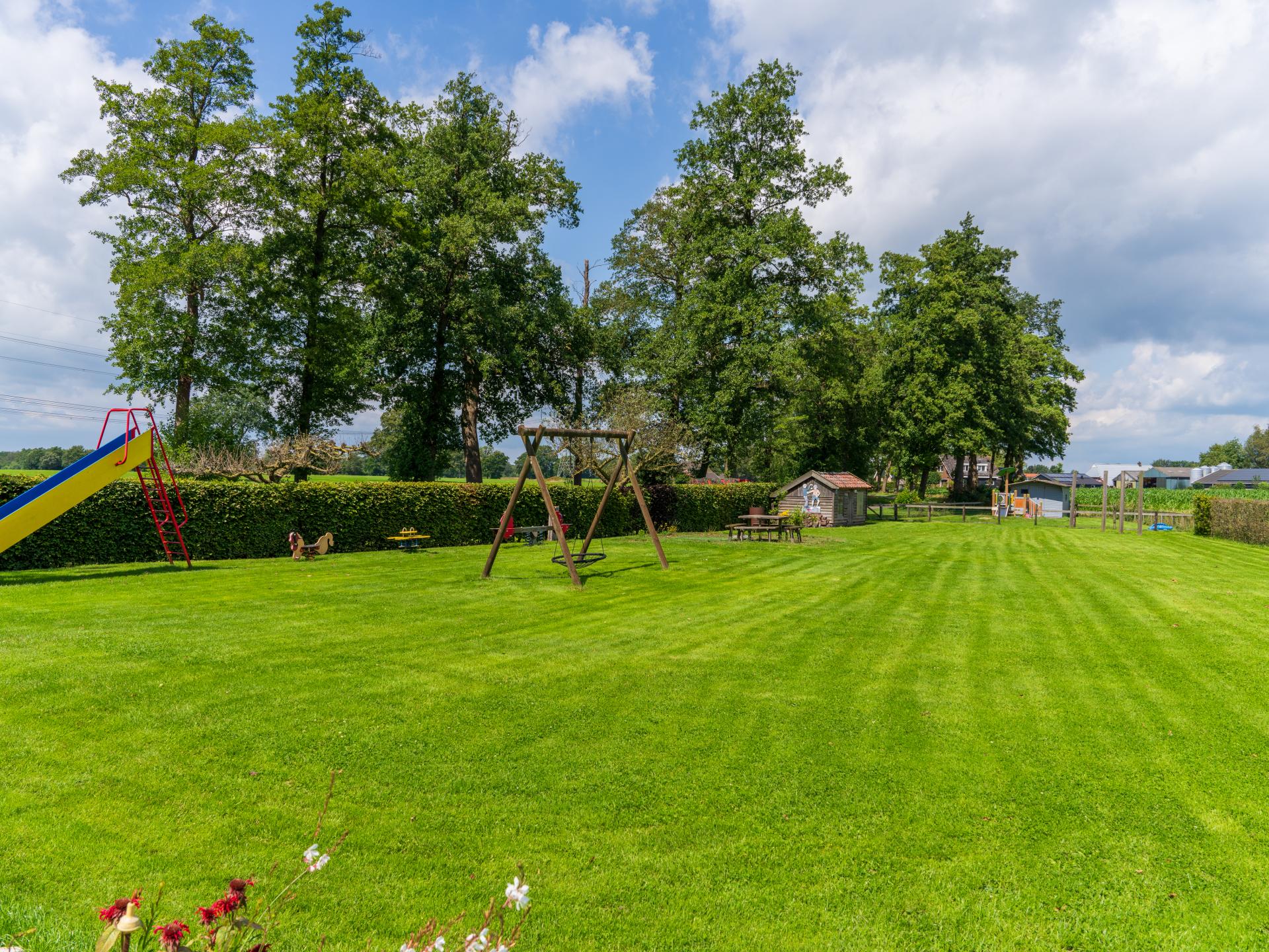 Reggezicht: nieuw vakantiehuis met enorme tuin in hartje Hellendoorn - foto 15